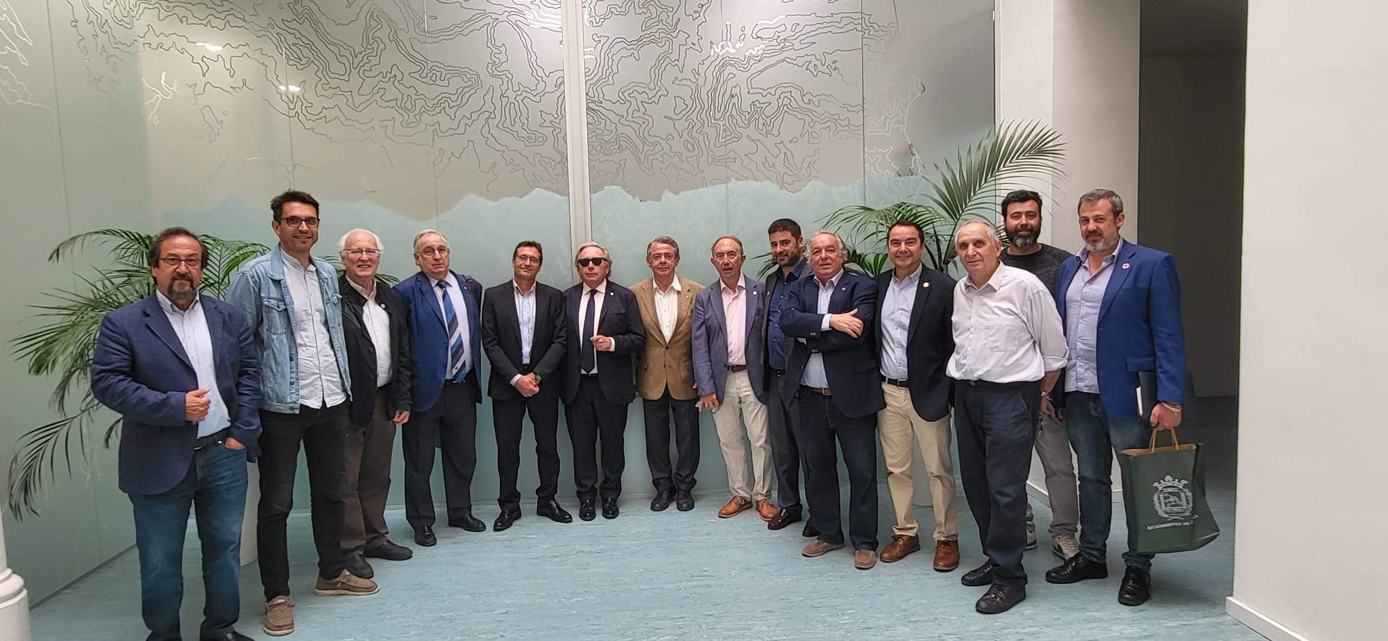 Rotarios de Mérida y Huesca con el presidente de la comarca y el concejal Roberto Cacho ante la puerta de la Iglesia de San Vicente. Foto Javier García Antón