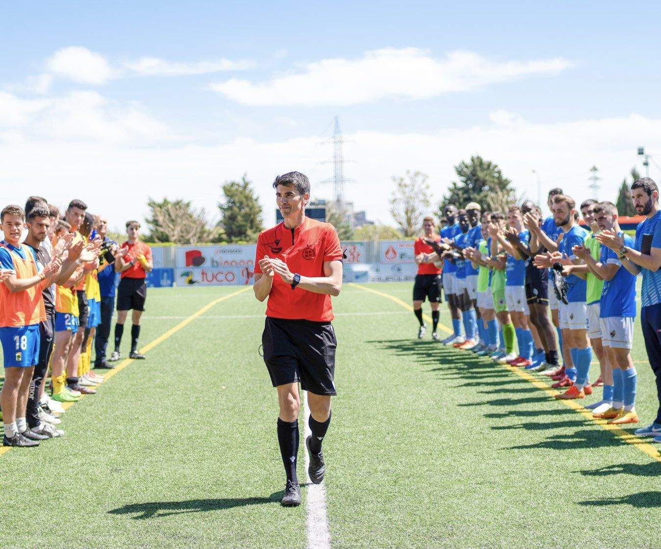 Guillermo Gómez Mur pasa por el pasillo que le hicieron el pasado domingo los jugadores de Binéfar y Robres. Foto: CD Binéfar