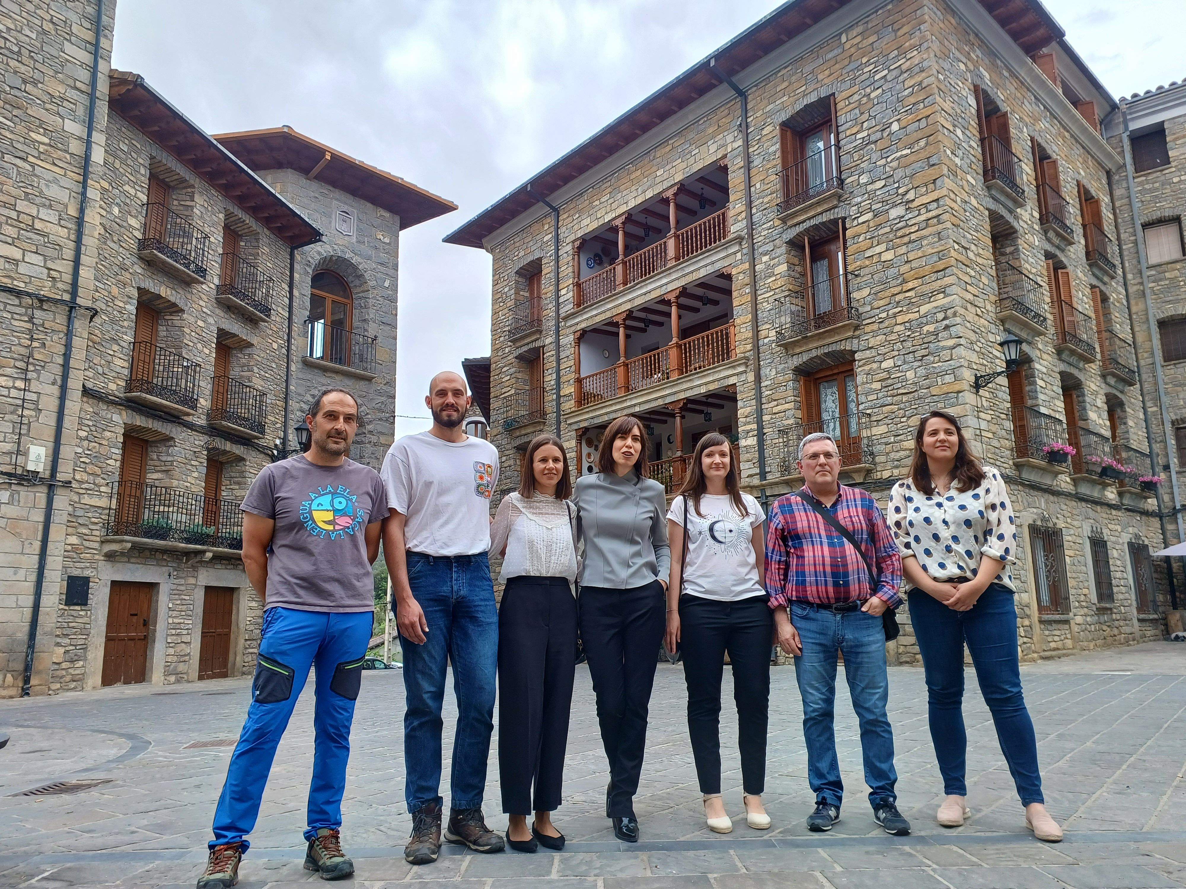 La ministra Morant junto a Elena Palacios y el resto de la candidatura.