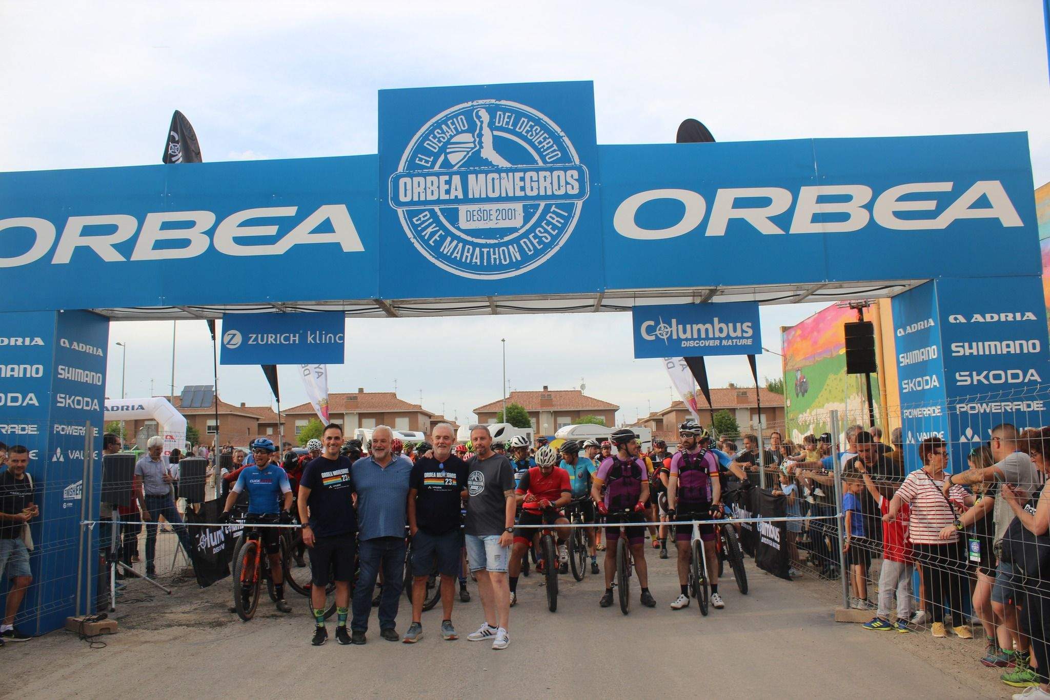 Momentos antes de la salida de la Orbea Monegros Midnight Challenge, prueba novedosa que ha abierto la XXI edición de la Orbea Monegros BTT.