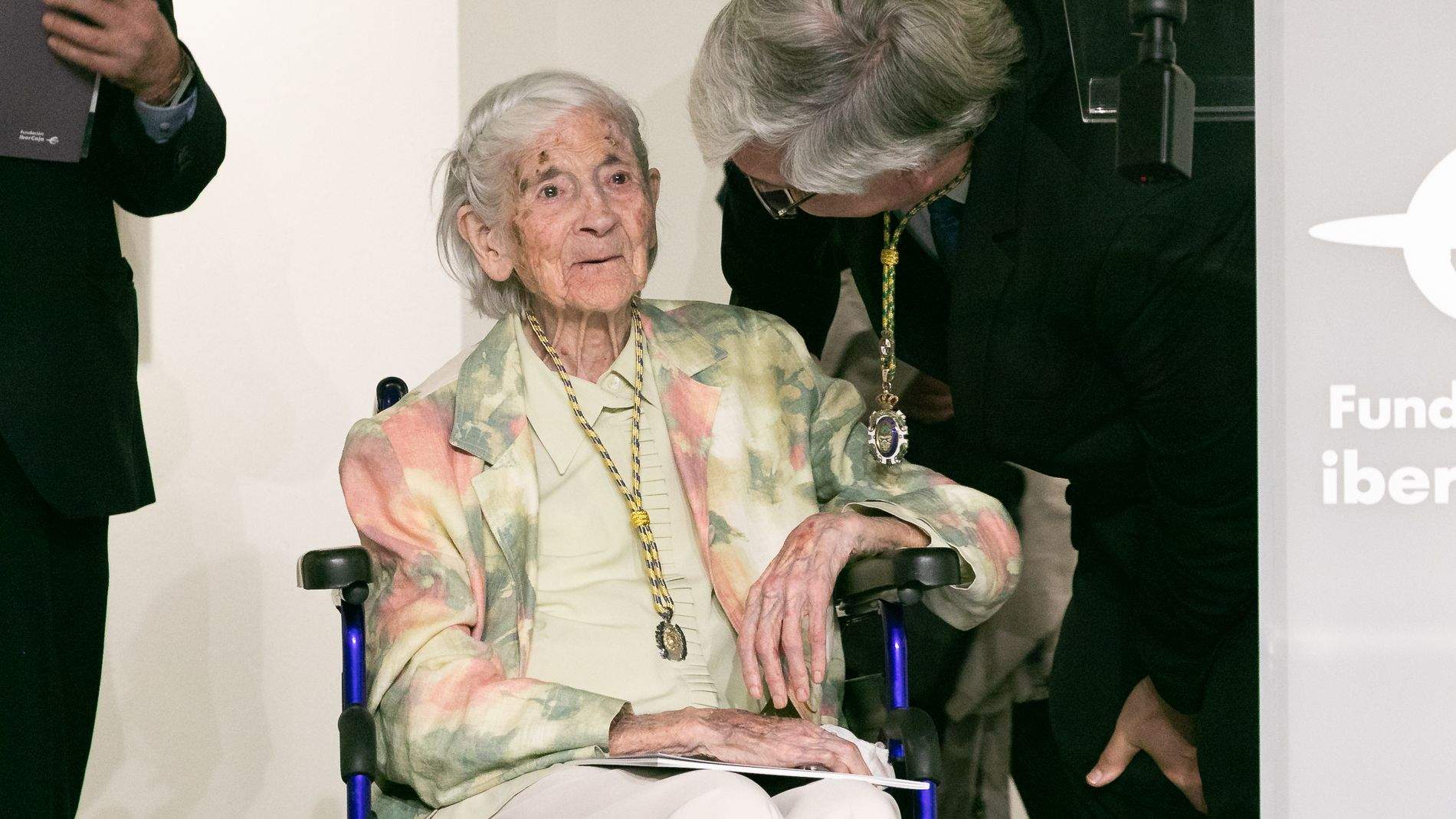 María Cruz Sarvisé, con la Medalla de Oro, recibe el cariñoso saludo de Domingo Buesa. Foto Estela Alcay