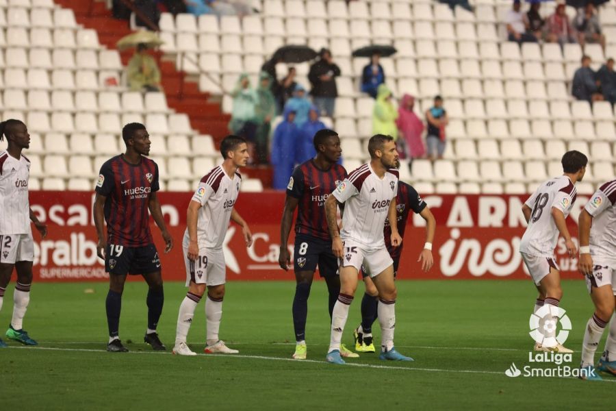 Ataque del Huesca ante el Albacete.
