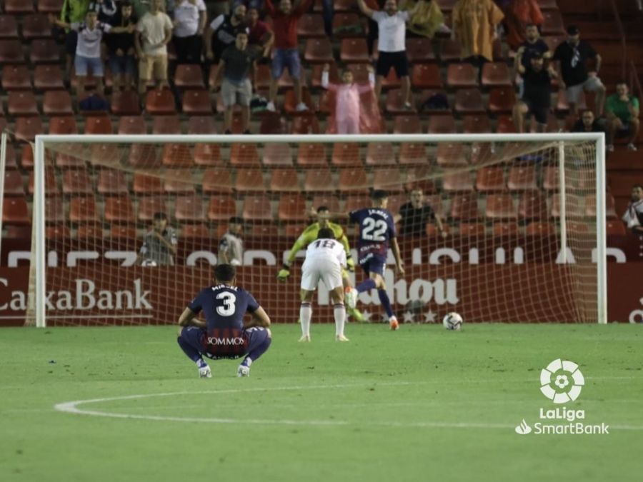 Juan Carlos tira el penalti, luego llegó la película de terror. Foto: Liga Smartbank Juan Carlos tira el penalti, luego llegó la película de terror. Foto: Liga Smartbank
