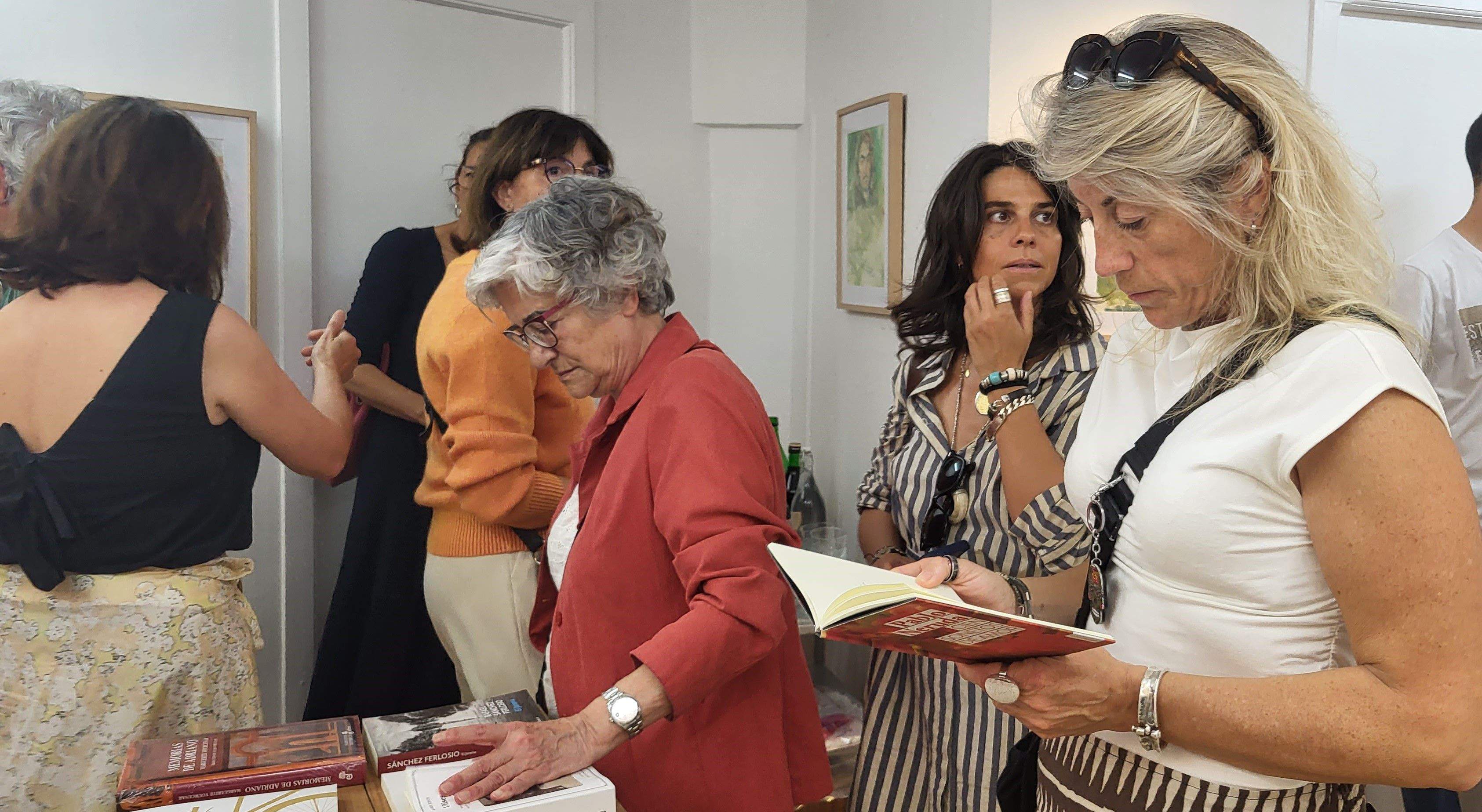 Inauguración de la exposición de Grau Santos en la librería Anónima de Huesca. Foto Myriam Martínez