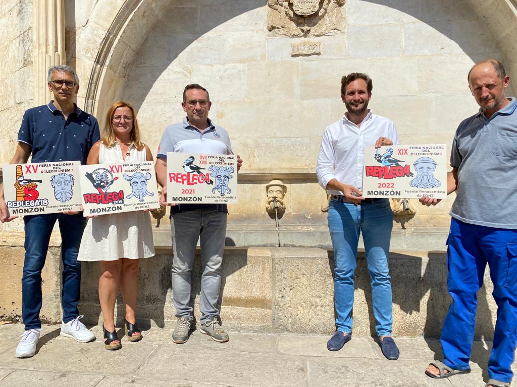 Presentación del sello especial en la fuente renacentista de los caños de Fonz.