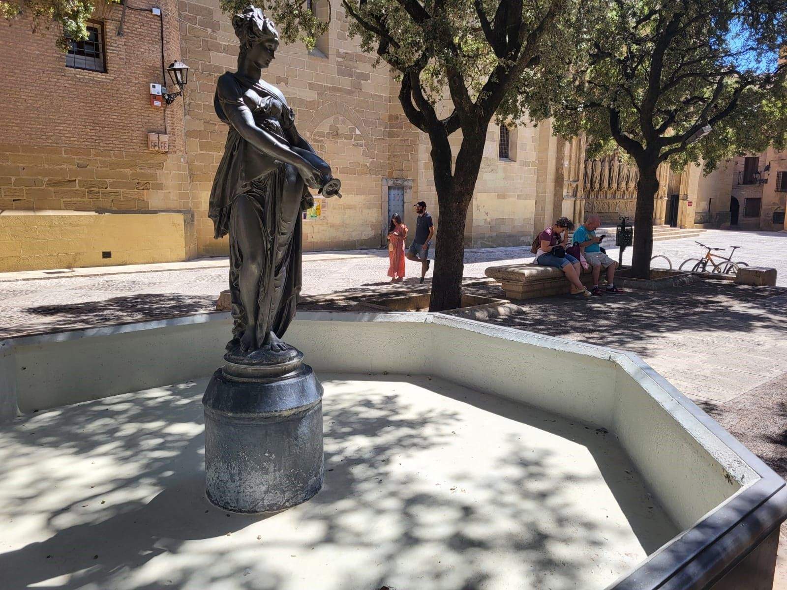 Fuente de la Moreneta en la plaza de la Catedral de Huesca. Fuente de la Moreneta en la plaza de la Catedral de Huesca.