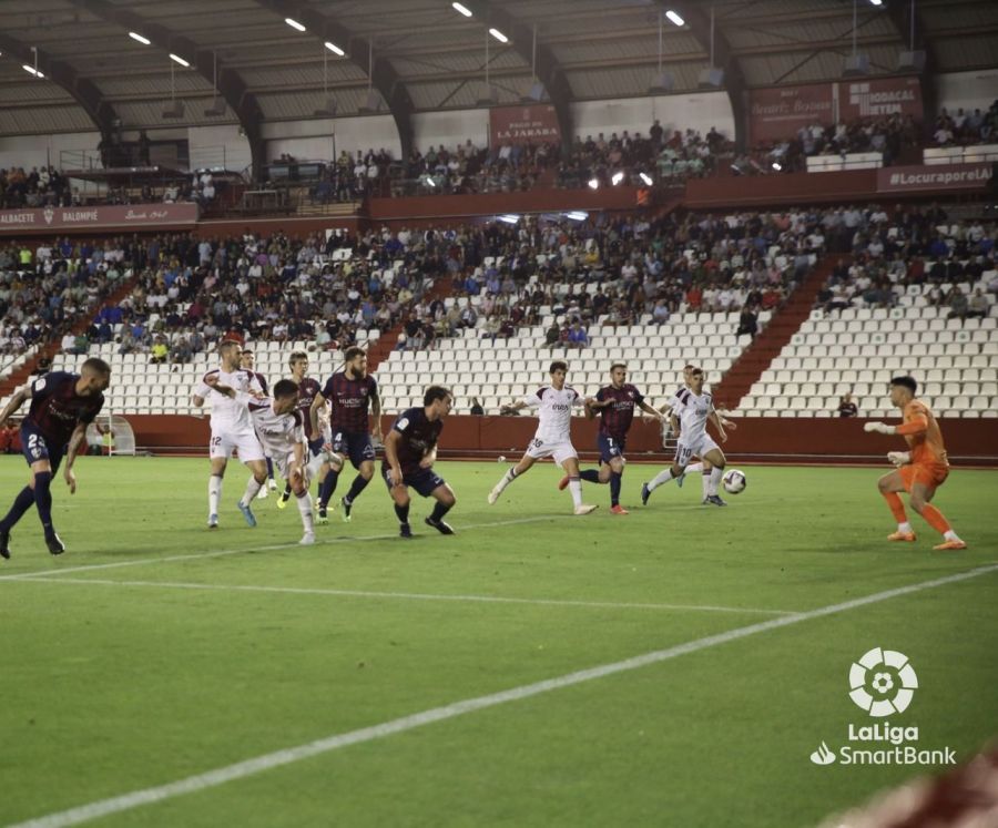 Andrés Fernández ve cómo se cuela el balón cabeceado por Olaetxea Andrés Fernández ve cómo se cuela el balón cabeceado por Olaetxea