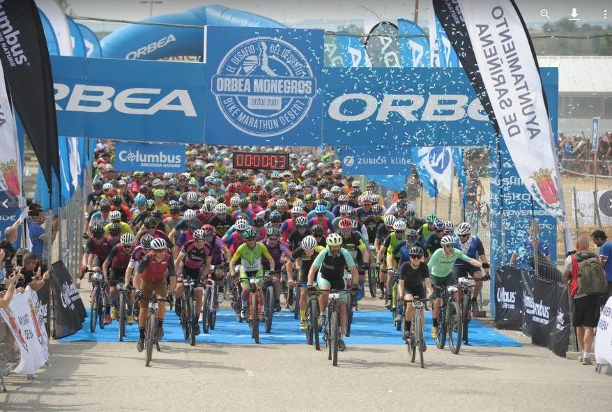 Salida de la Maratón Orbea Monegros. Foto Orbea Monegros