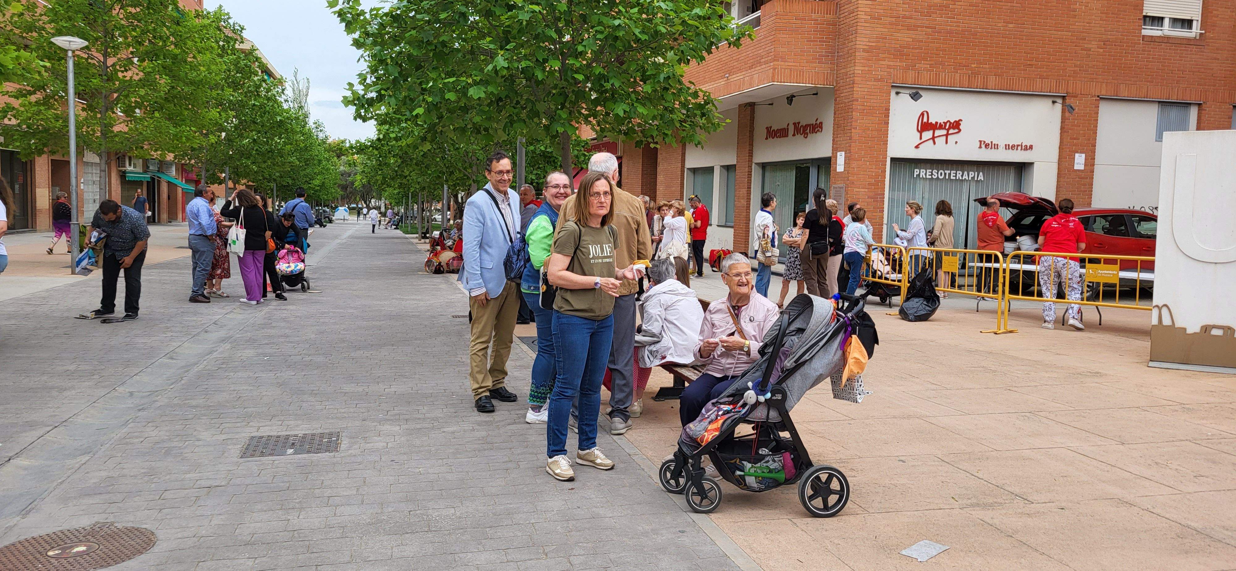 Tras la chocolatada y tamborrada en las fiestas del barrio de San Lorenzo. Foto Myriam Martínez