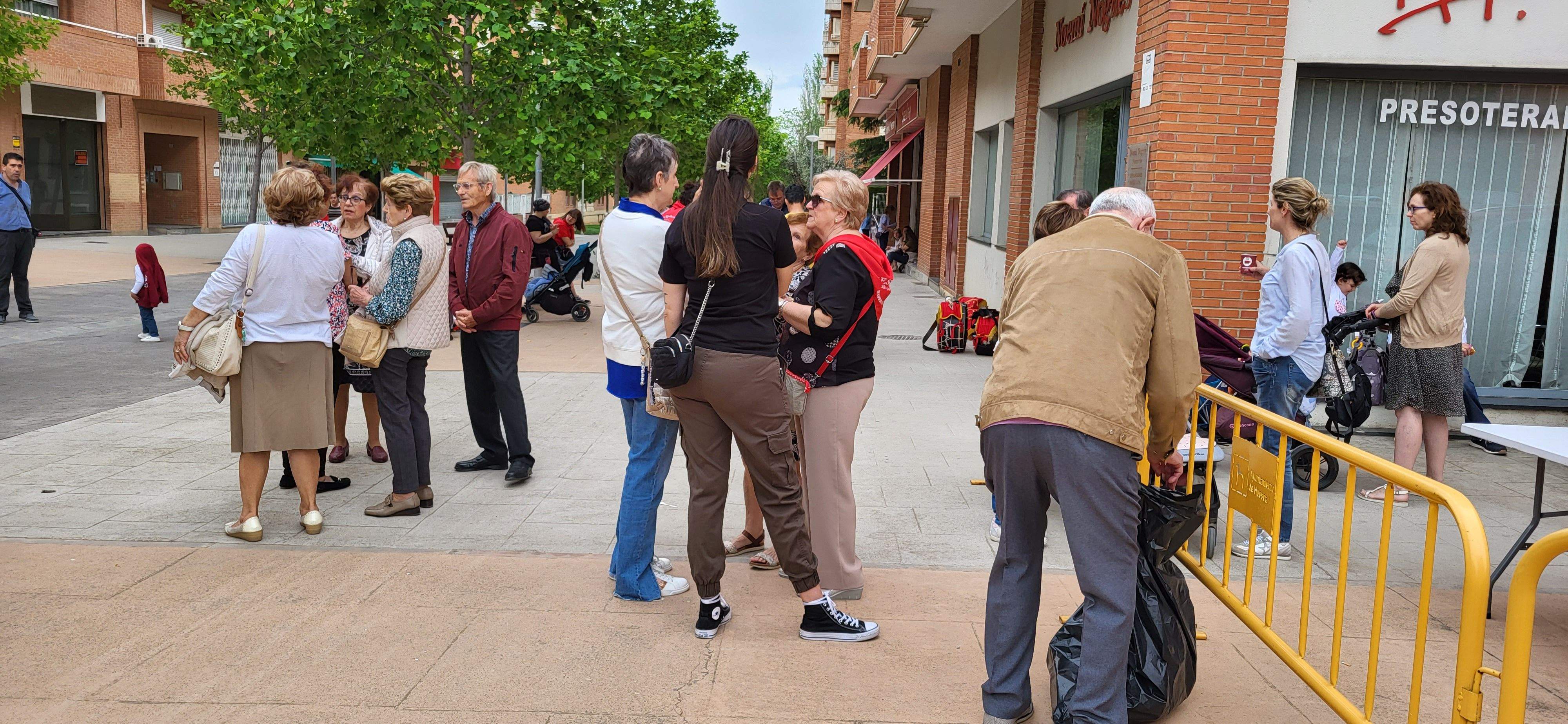 Tras la chocolatada y tamborrada en las fiestas del barrio de San Lorenzo. Foto Myriam Martínez