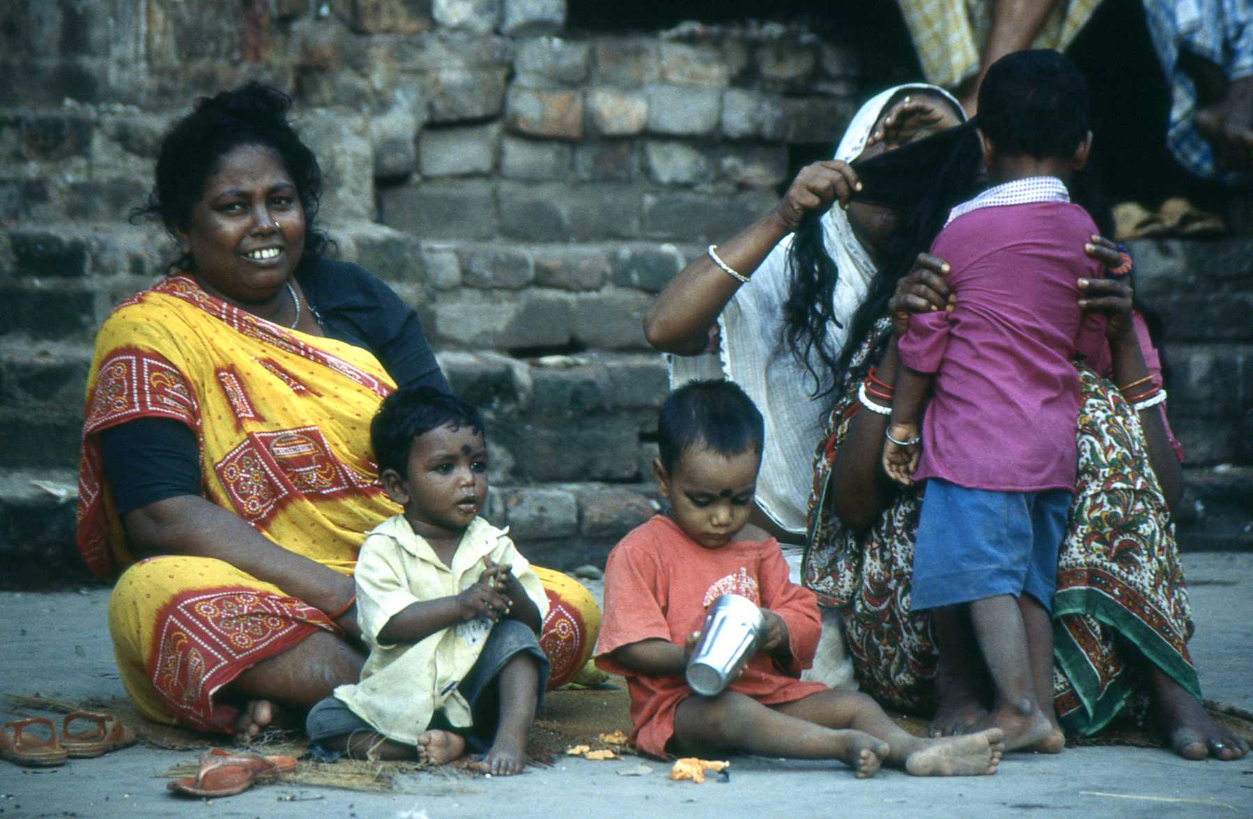 Familia viviendo en la calle