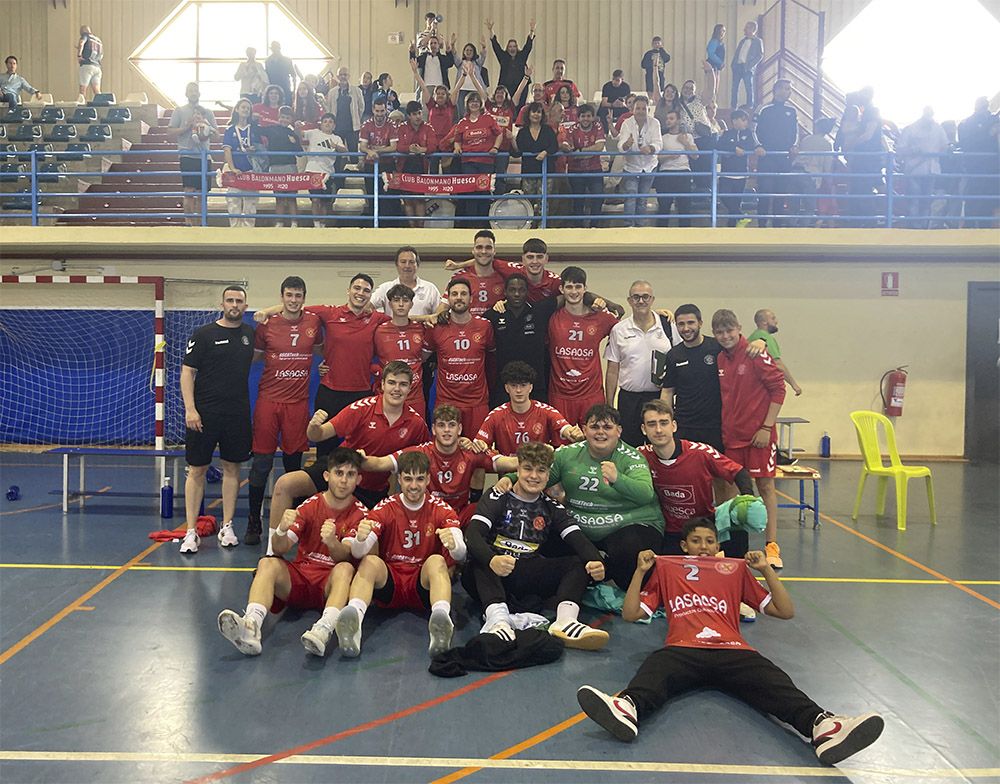 Los jugadores de Oscatech Huesca posan junto a la afición desplazada. 