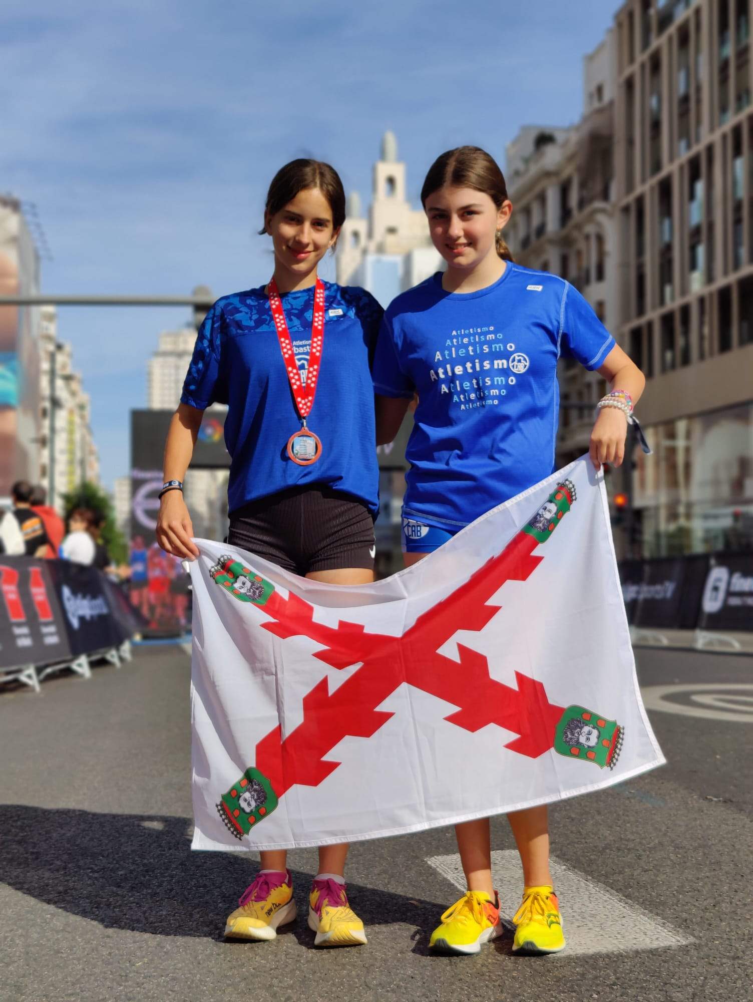 Clara Lacoma y Natalia Lleyda en la Gran Vía.