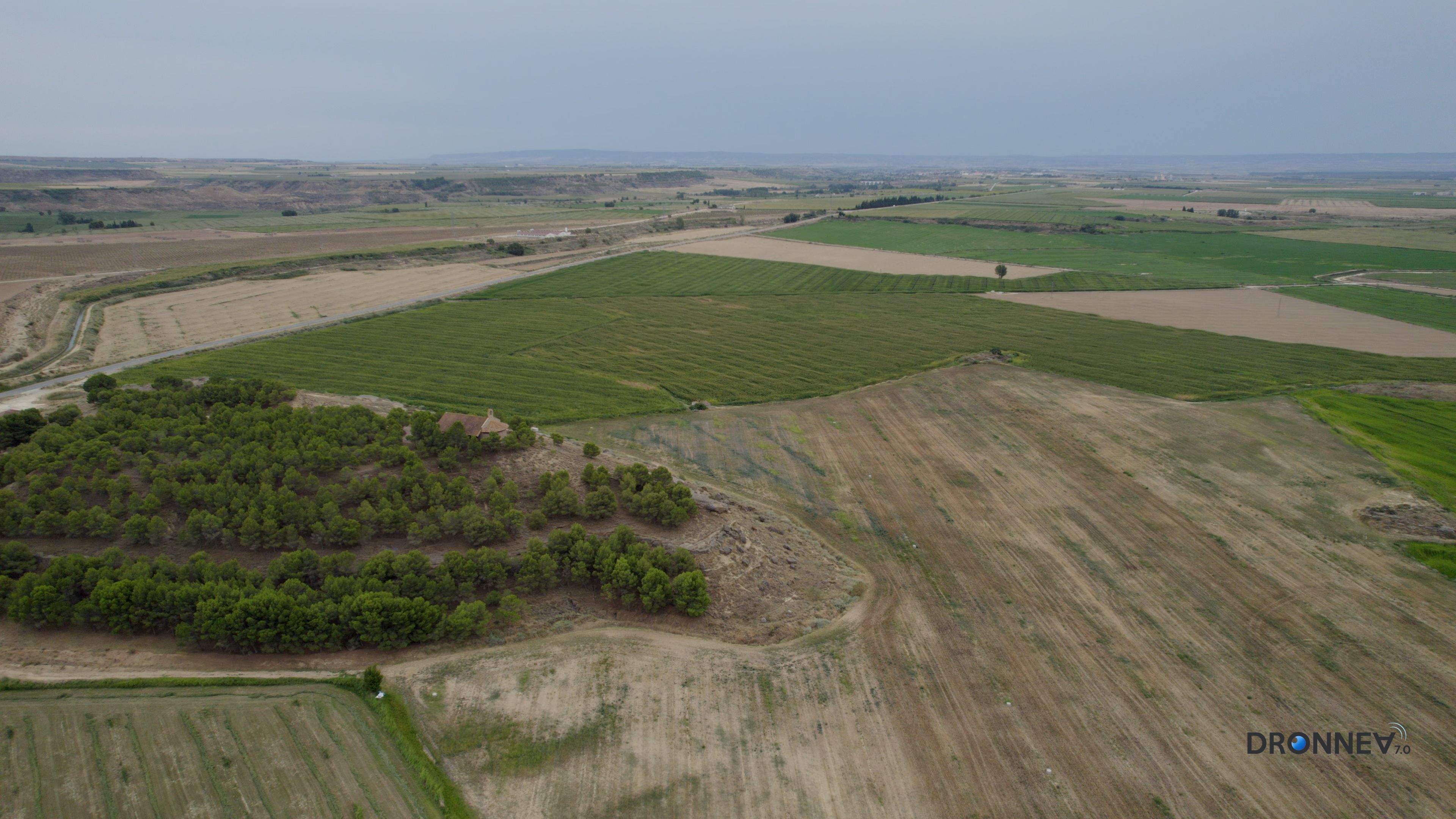 Hasta donde la vista alcanza, Monegros. Tarjeta de presentación: sus contrastes. Horizontes lejanos. Y el ser humano obra la cercanía.
