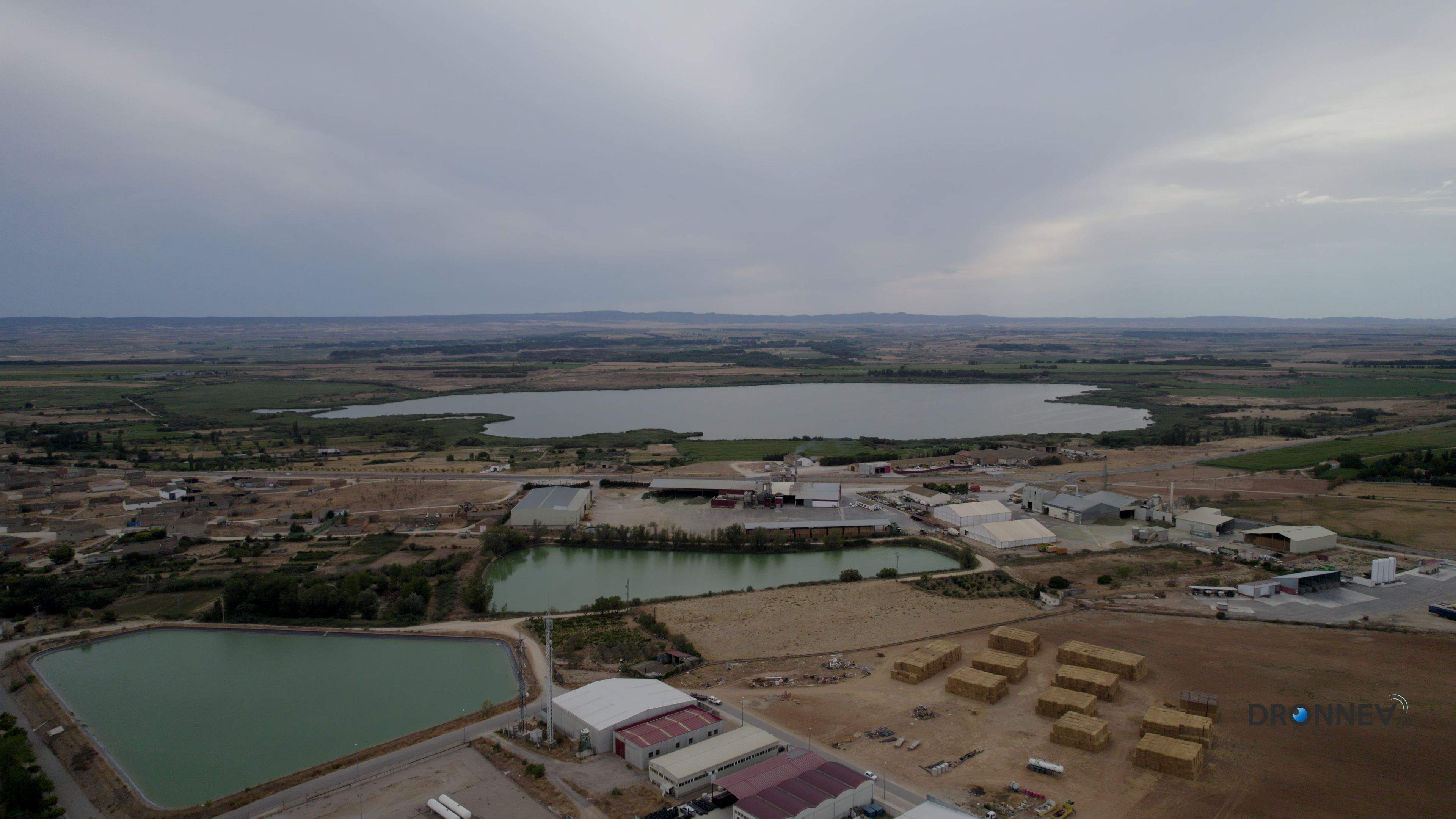 Lo que Dios obra, que no lo destruya el hombre, porque pueden convivir. Balsas hechas con las manos humanas. Y La Laguna, que en Sariñena tiene halo de divinidad.