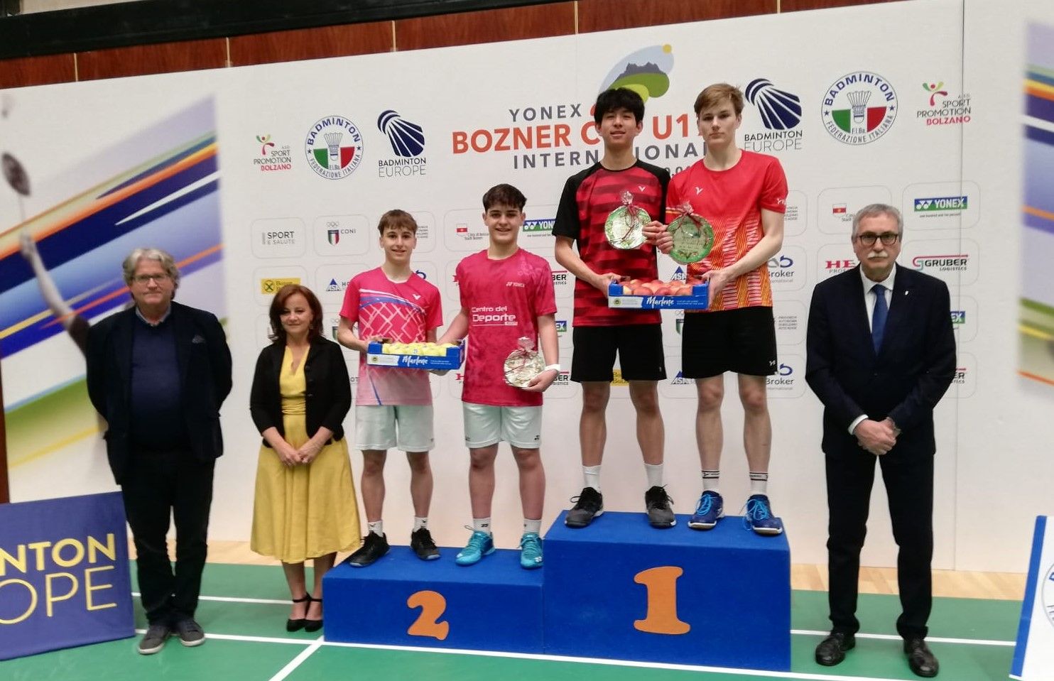 Raúl Bergua y Gonzalo Isábal en el podio de Bonzano como subcampeones.