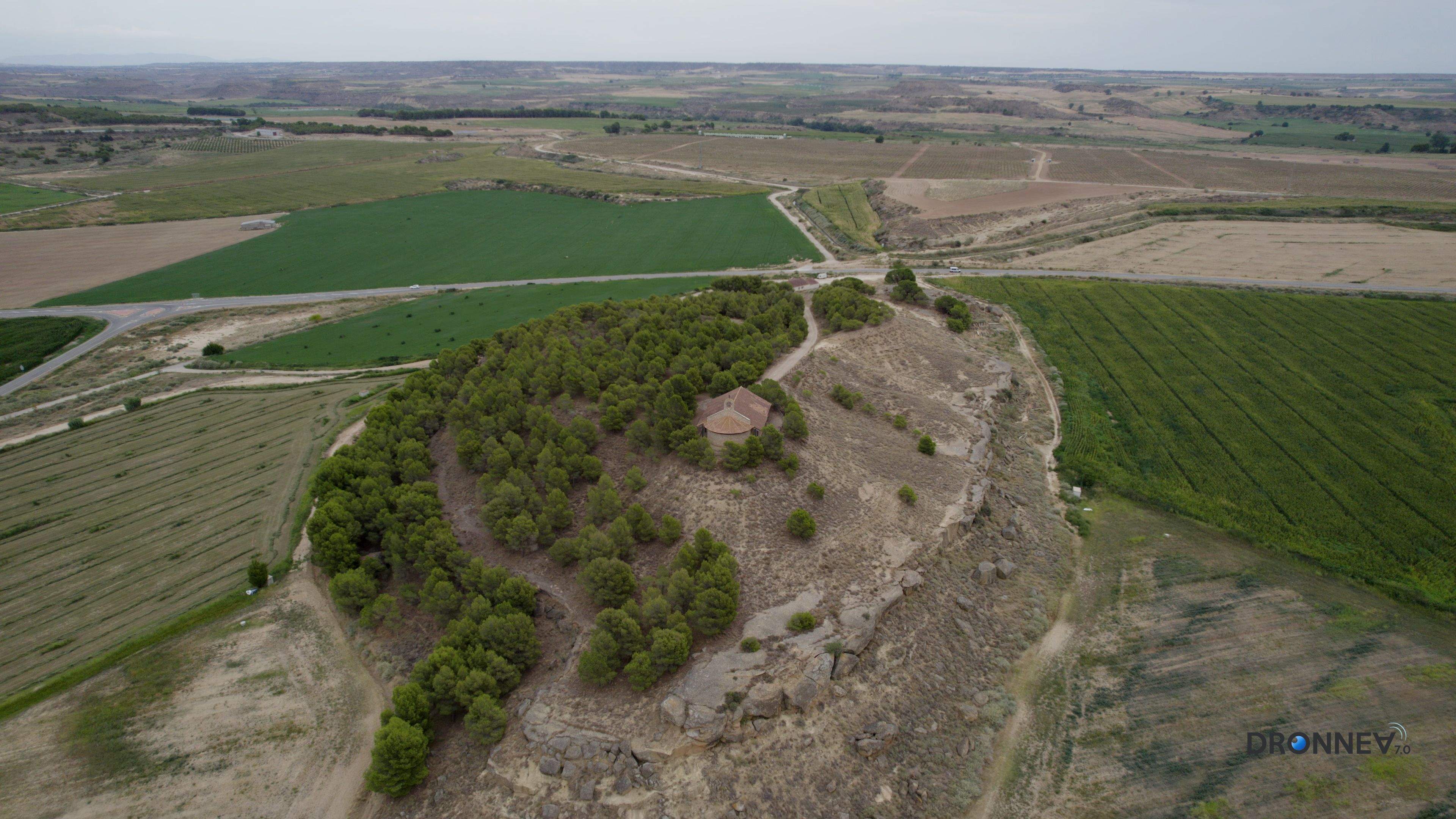 En este tozal, bien pudo ocultarse Mariano Gavín. Y bendijo el Bandido Cucaracha el cobijo y la frescura, si acaso combatida con odres de vino.