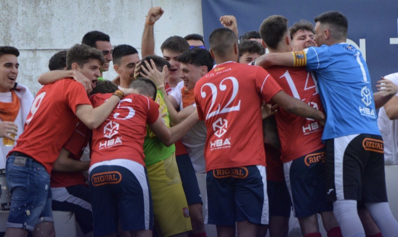 Los jugadores del Fraga celebran el ascenso a Tercera RFEF. Foto: UD Fraga