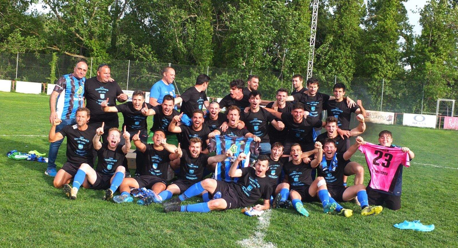 Los jugadores del Valfonda celebran el ascenso a Primera Regional. Foto: Carlos Lacampa