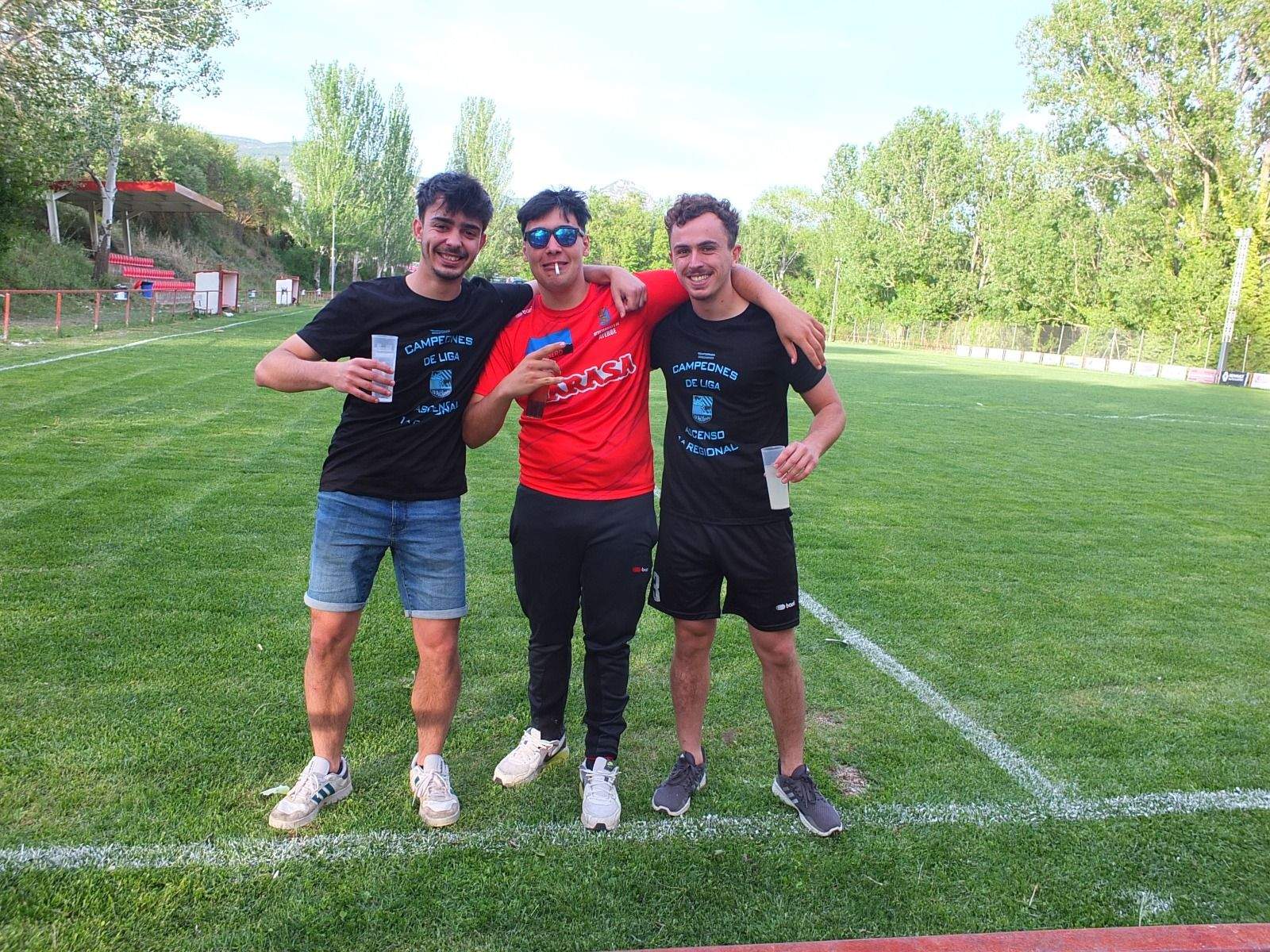 Celebración del ascenso del Valfonda en el campo del Bolea. Fotos: CARLOS LACAMPA