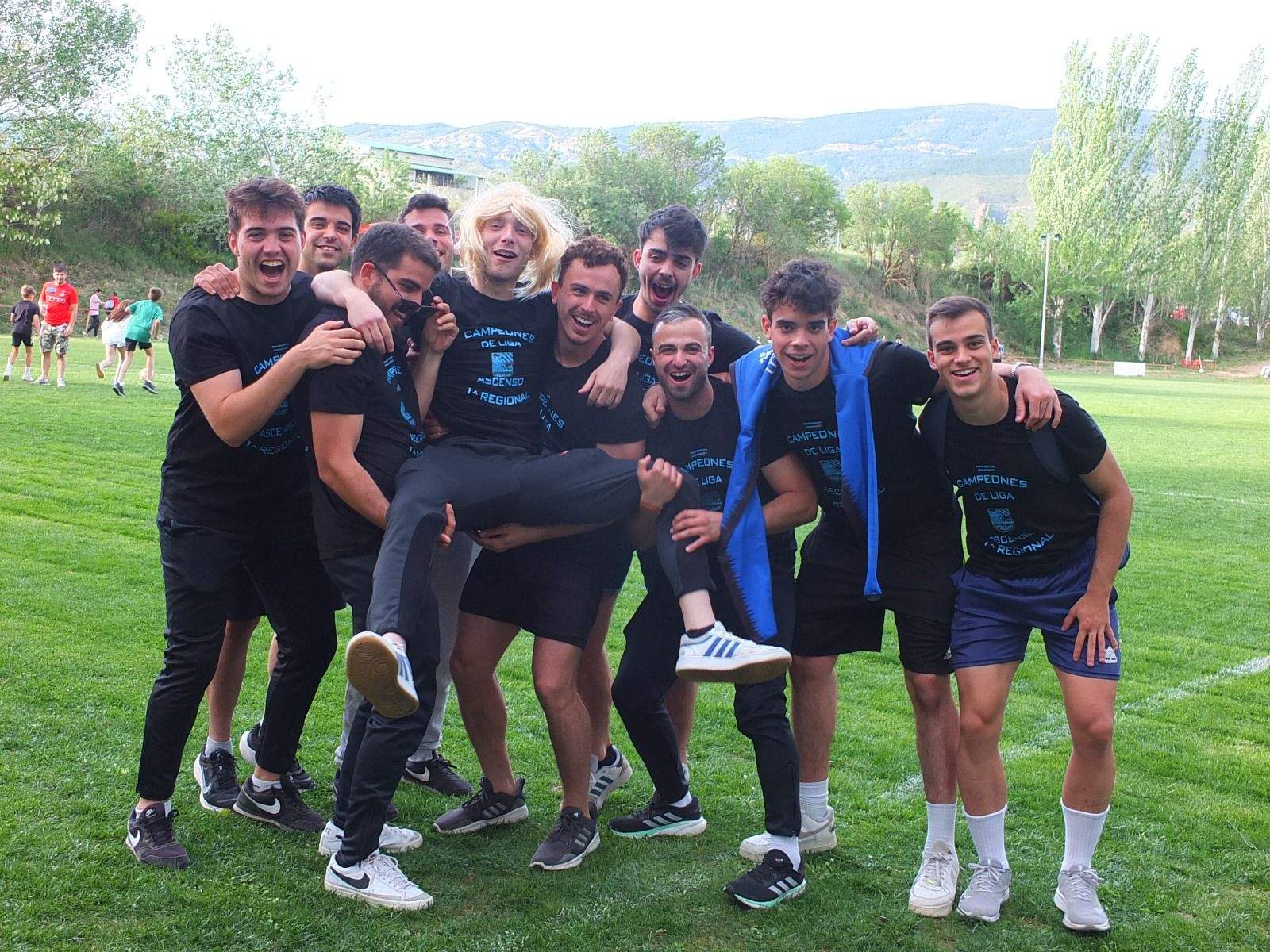 Celebración del ascenso del Valfonda en el campo del Bolea.