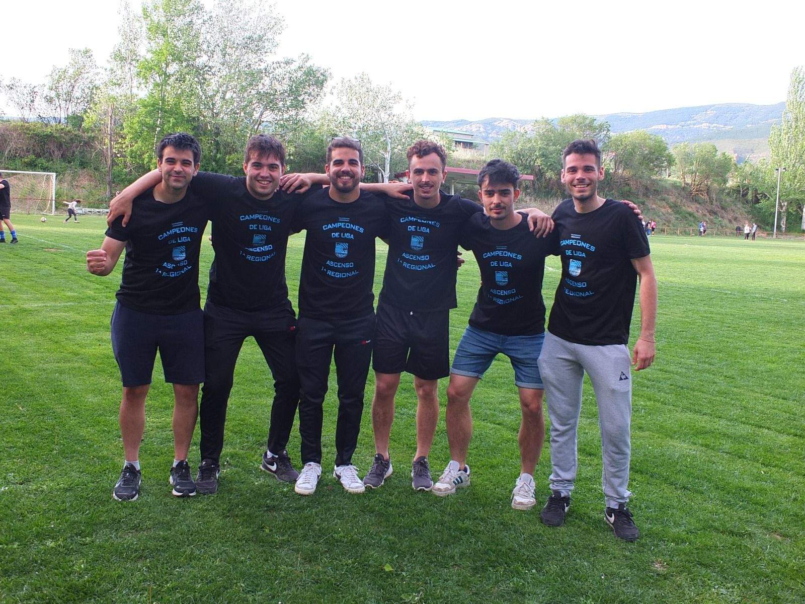 Celebración del ascenso del Valfonda en el campo del Bolea.