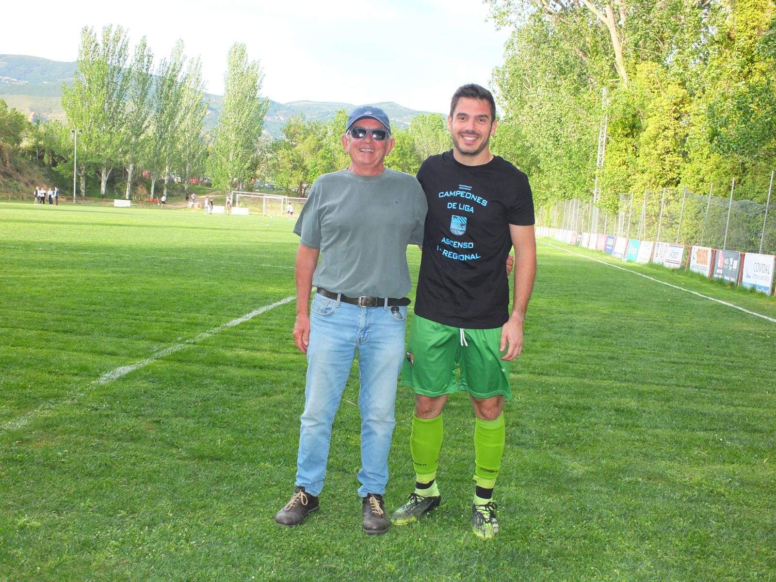 Celebración del ascenso del Valfonda en el campo del Bolea.