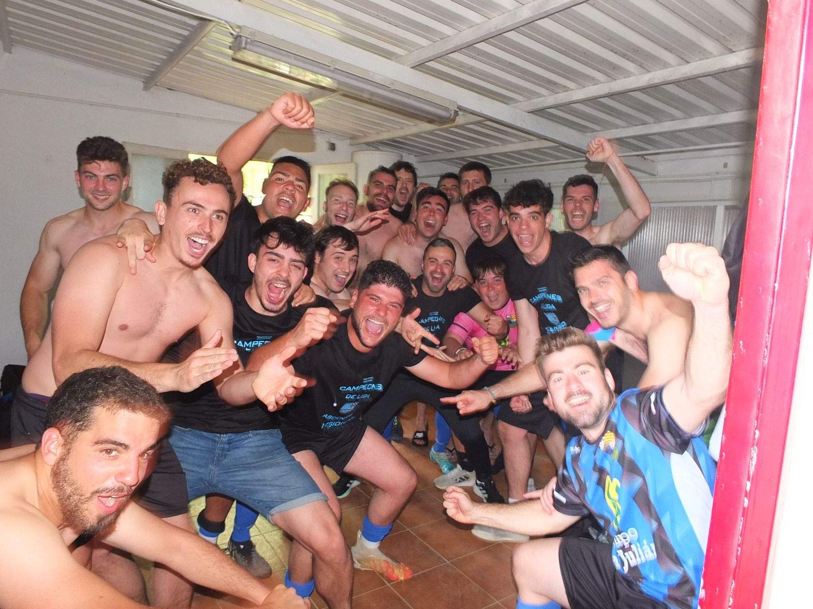 Celebración del ascenso del Valfonda en el campo del Bolea.