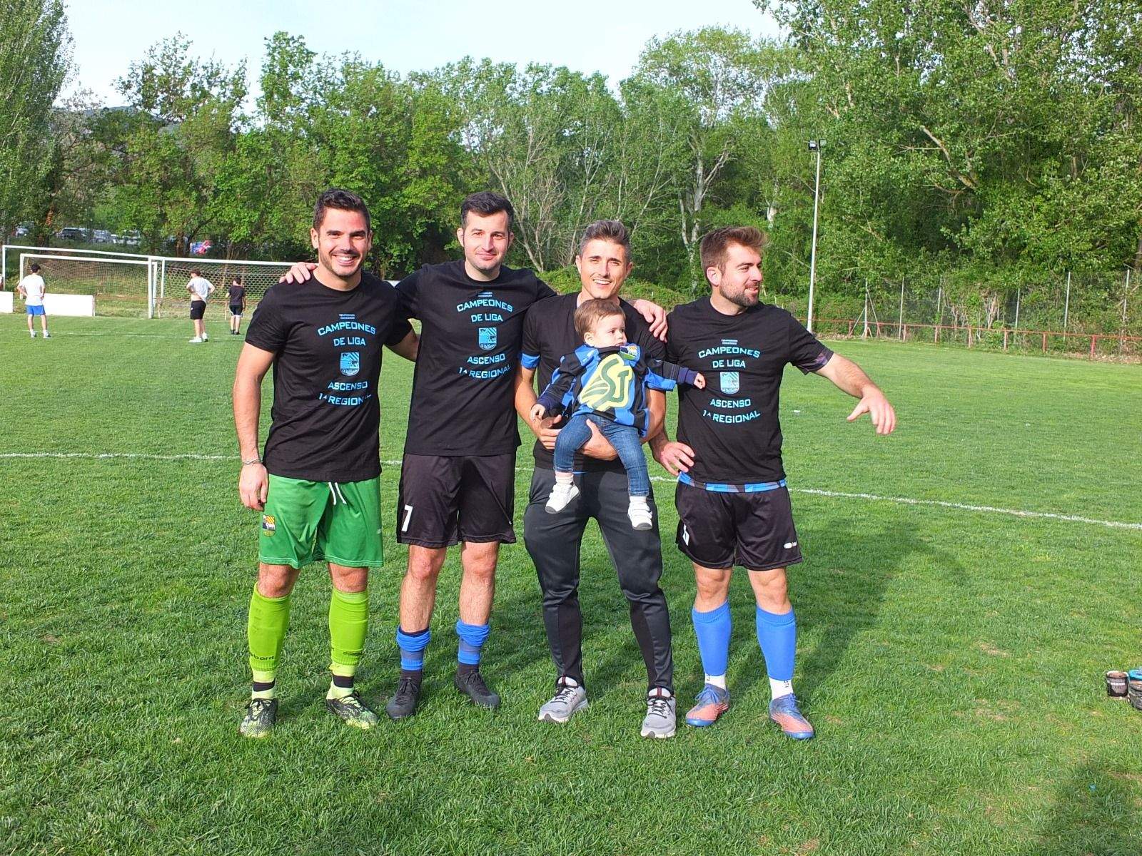 Celebración del ascenso del Valfonda en el campo del Bolea.