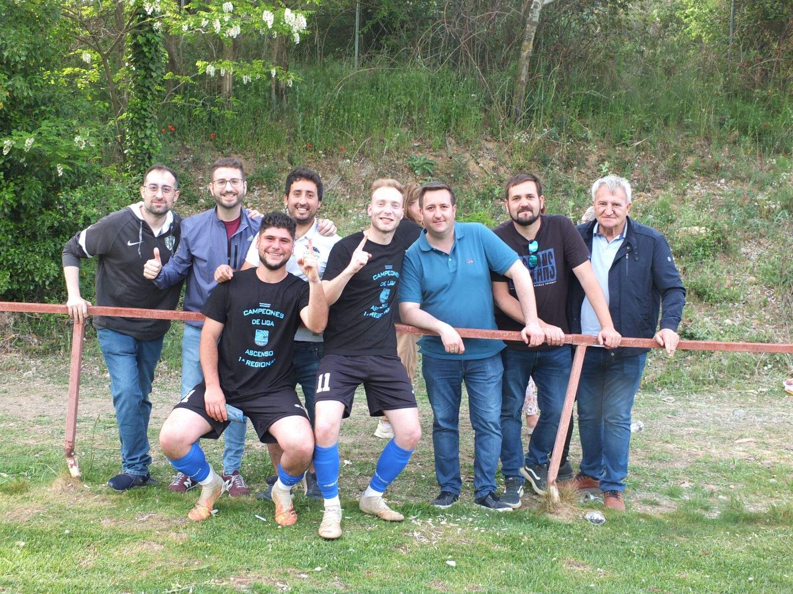 Celebración del ascenso del Valfonda en el campo del Bolea.