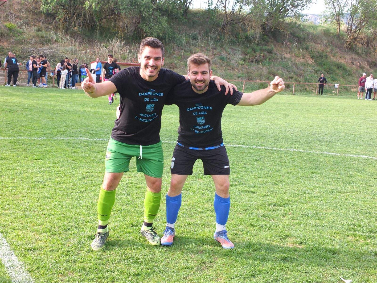 Celebración del ascenso del Valfonda en el campo del Bolea.