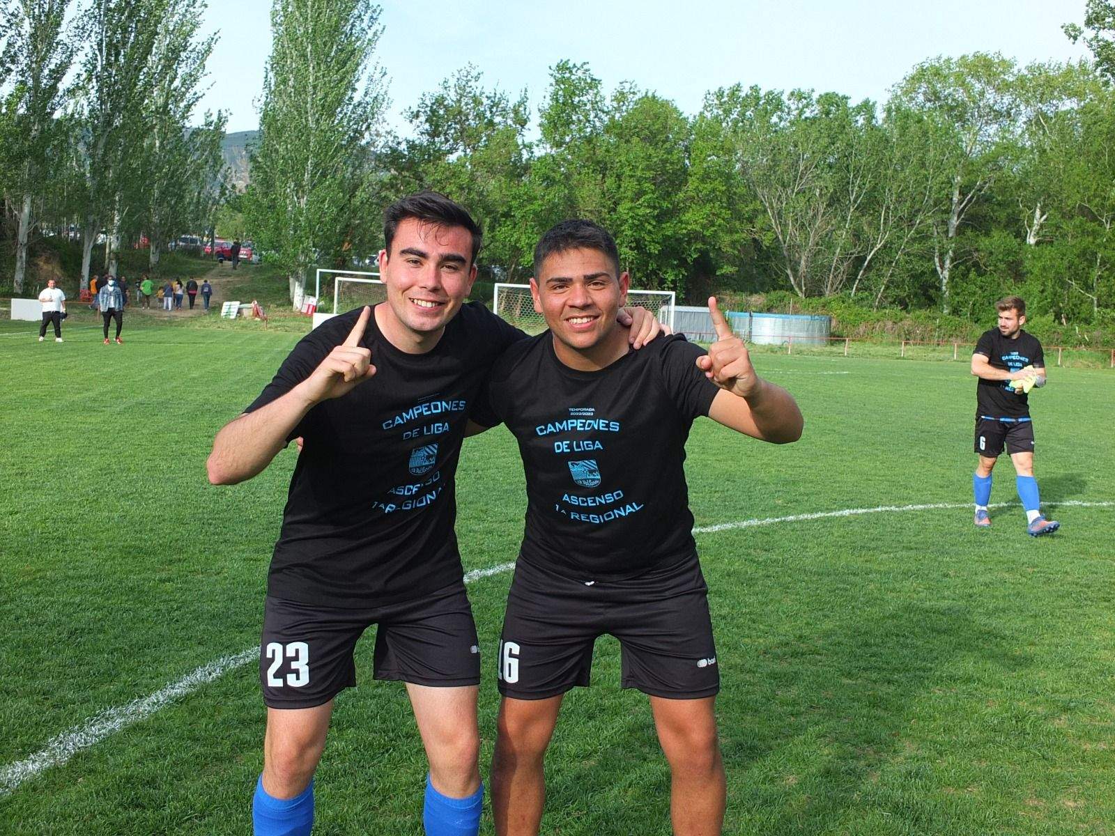 Celebración del ascenso del Valfonda en el campo del Bolea.