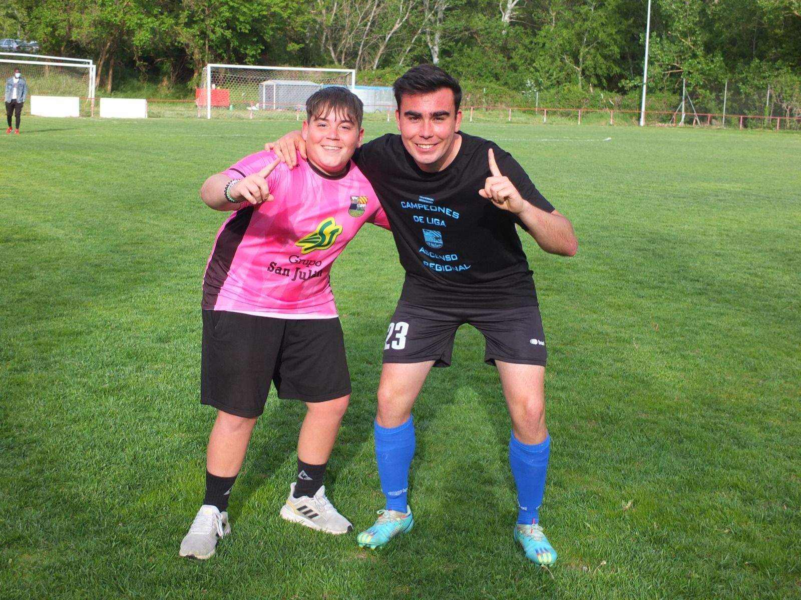 Celebración del ascenso del Valfonda en el campo del Bolea.
