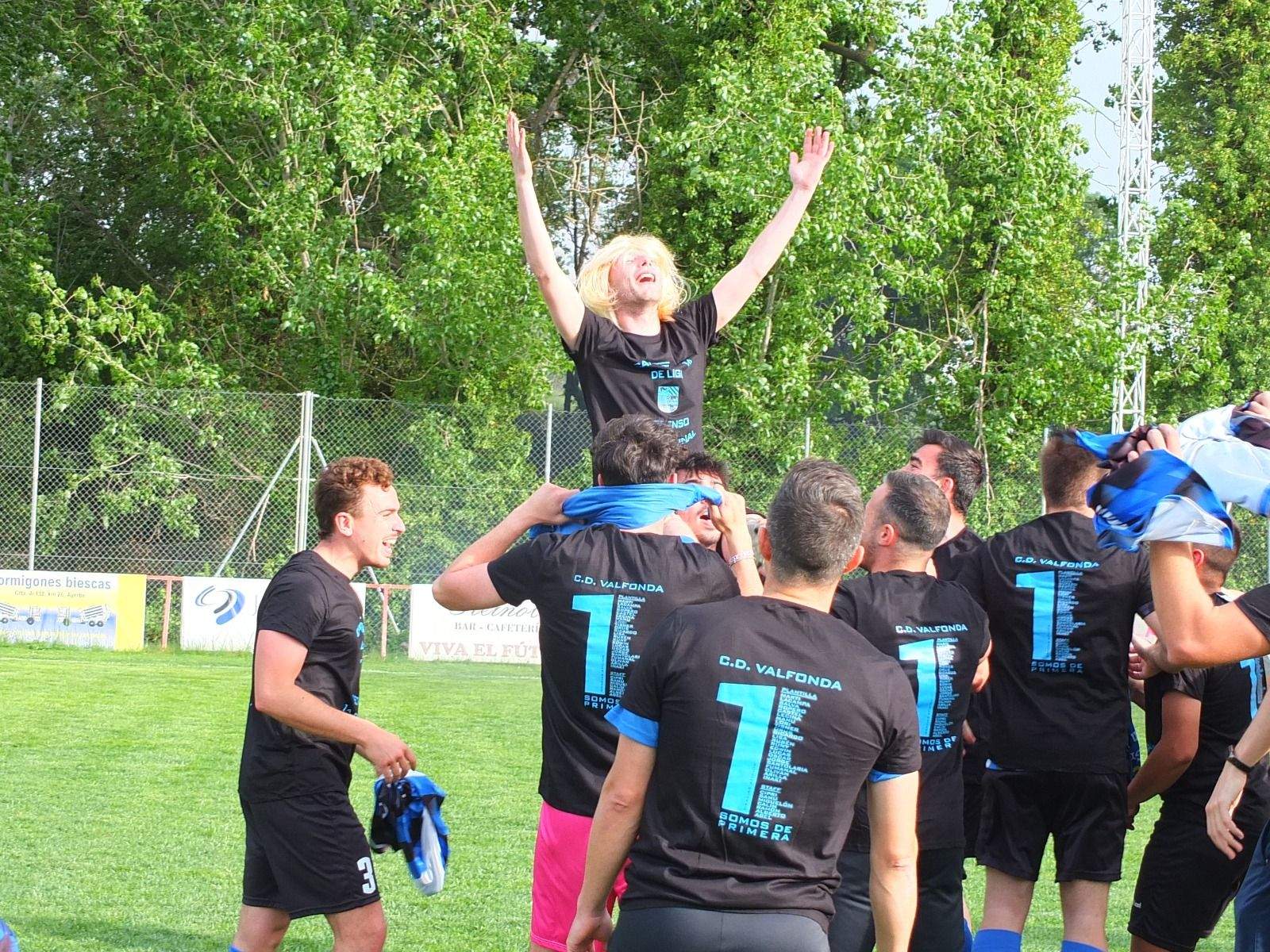 Celebración del ascenso del Valfonda en el campo del Bolea.