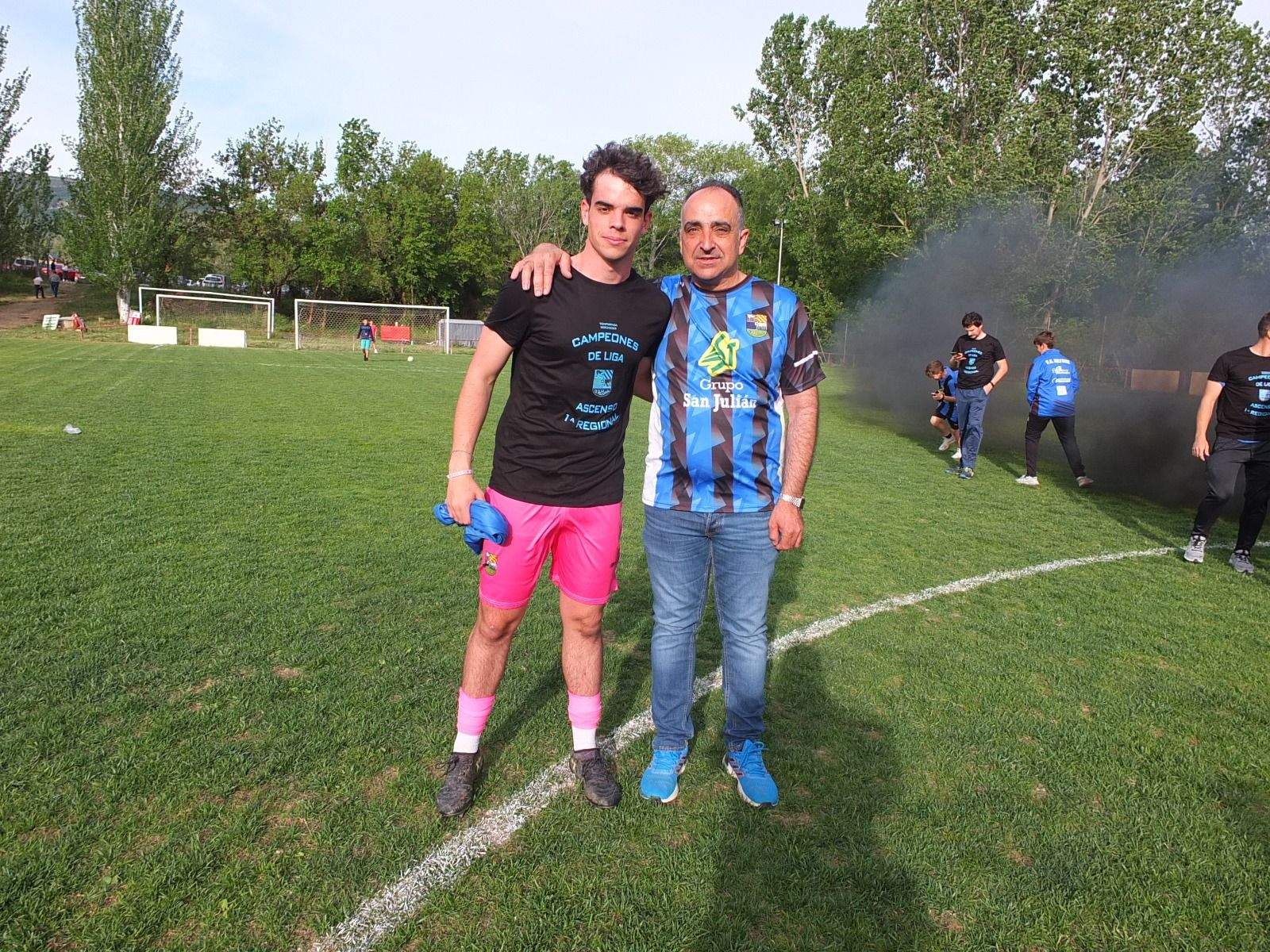 Celebración del ascenso del Valfonda en el campo del Bolea.