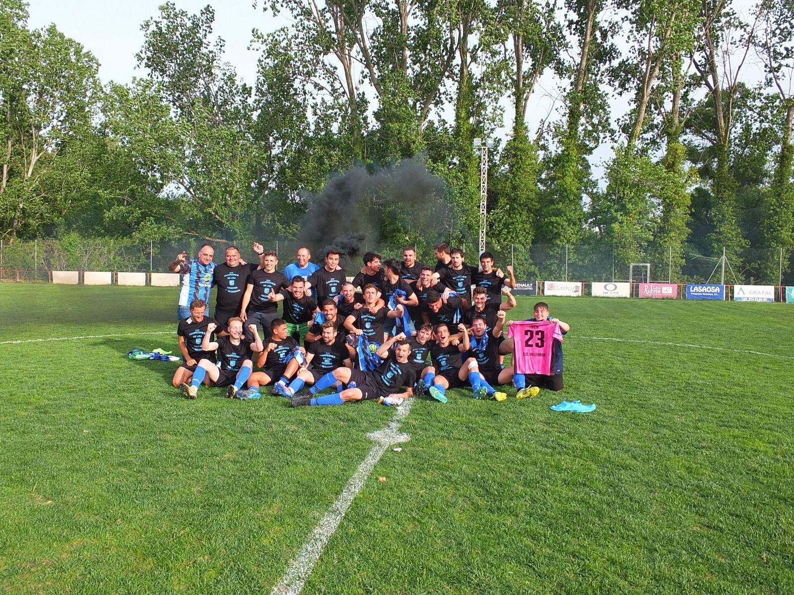 Celebración del ascenso del Valfonda en el campo del Bolea.