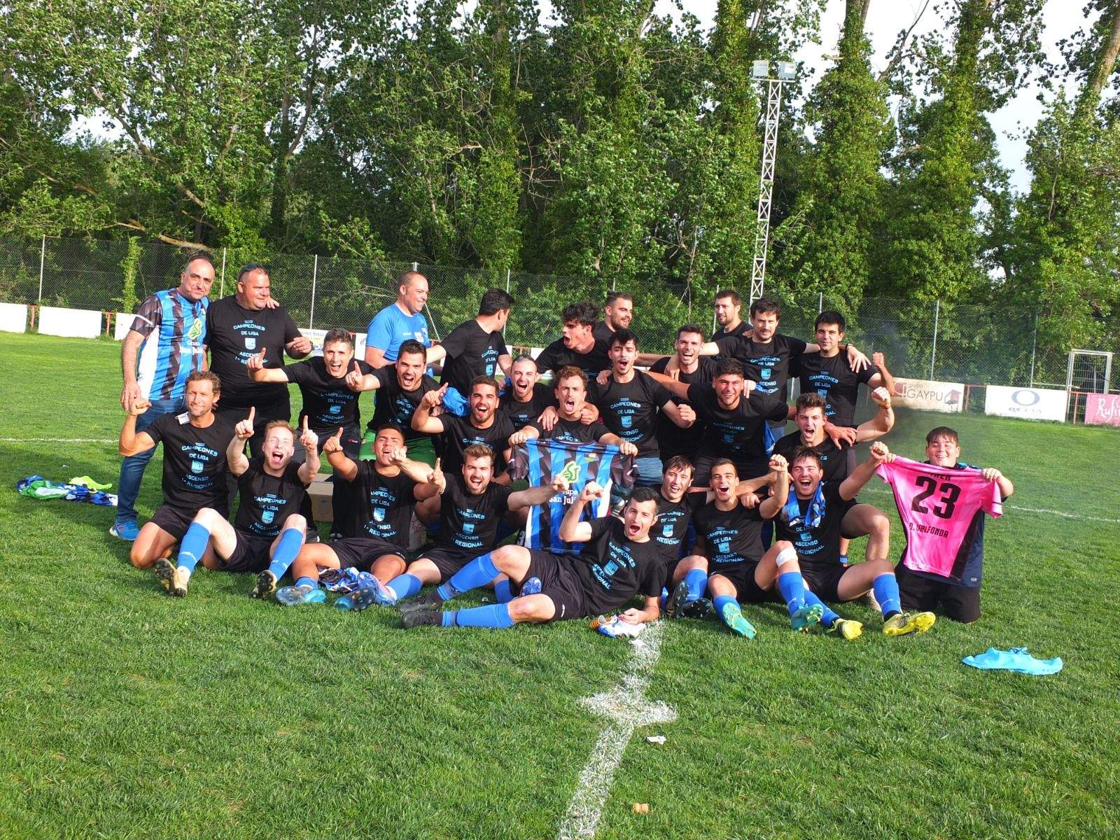Celebración del ascenso del Valfonda en el campo del Bolea.
