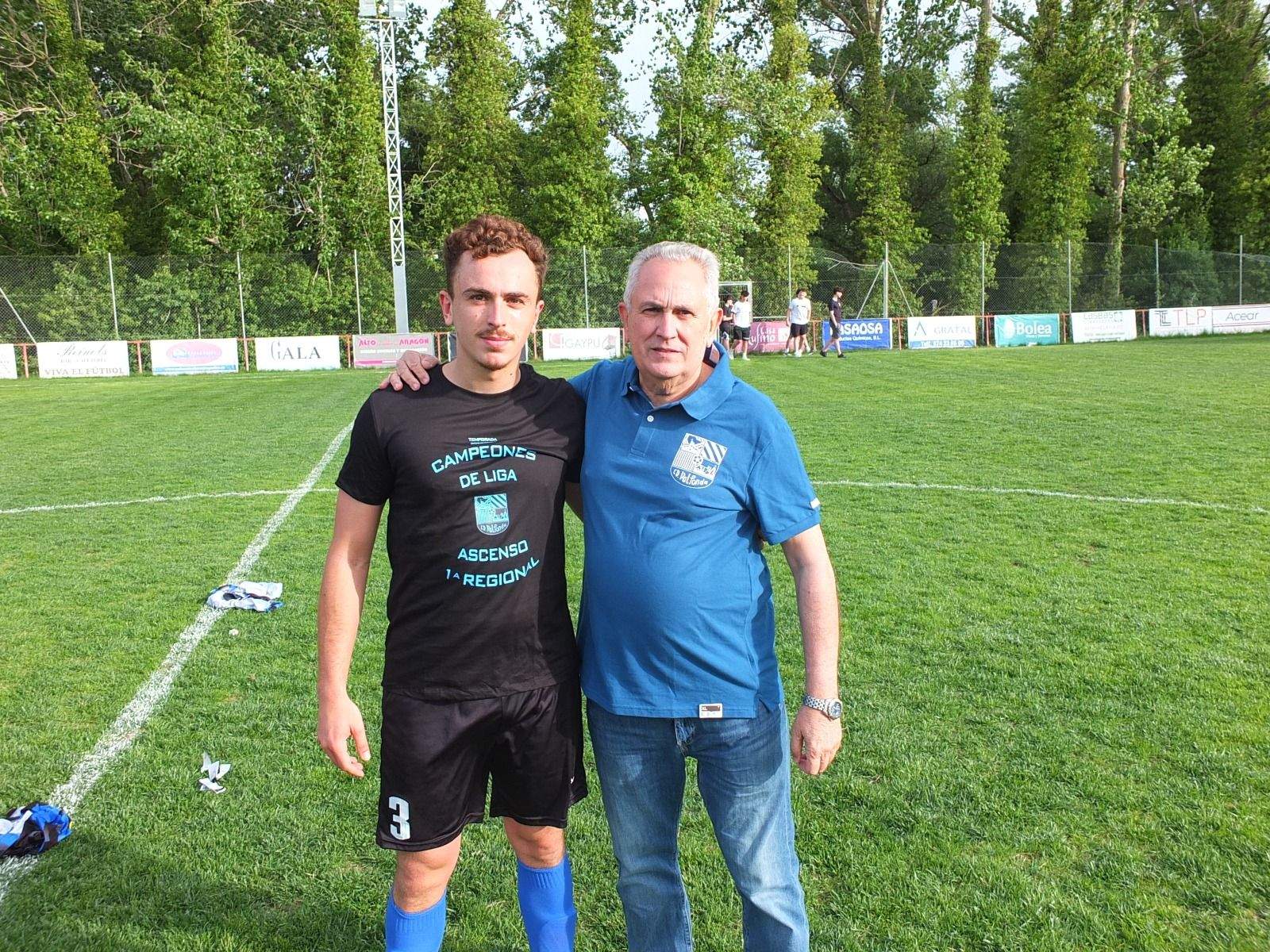 Celebración del ascenso del Valfonda en el campo del Bolea.