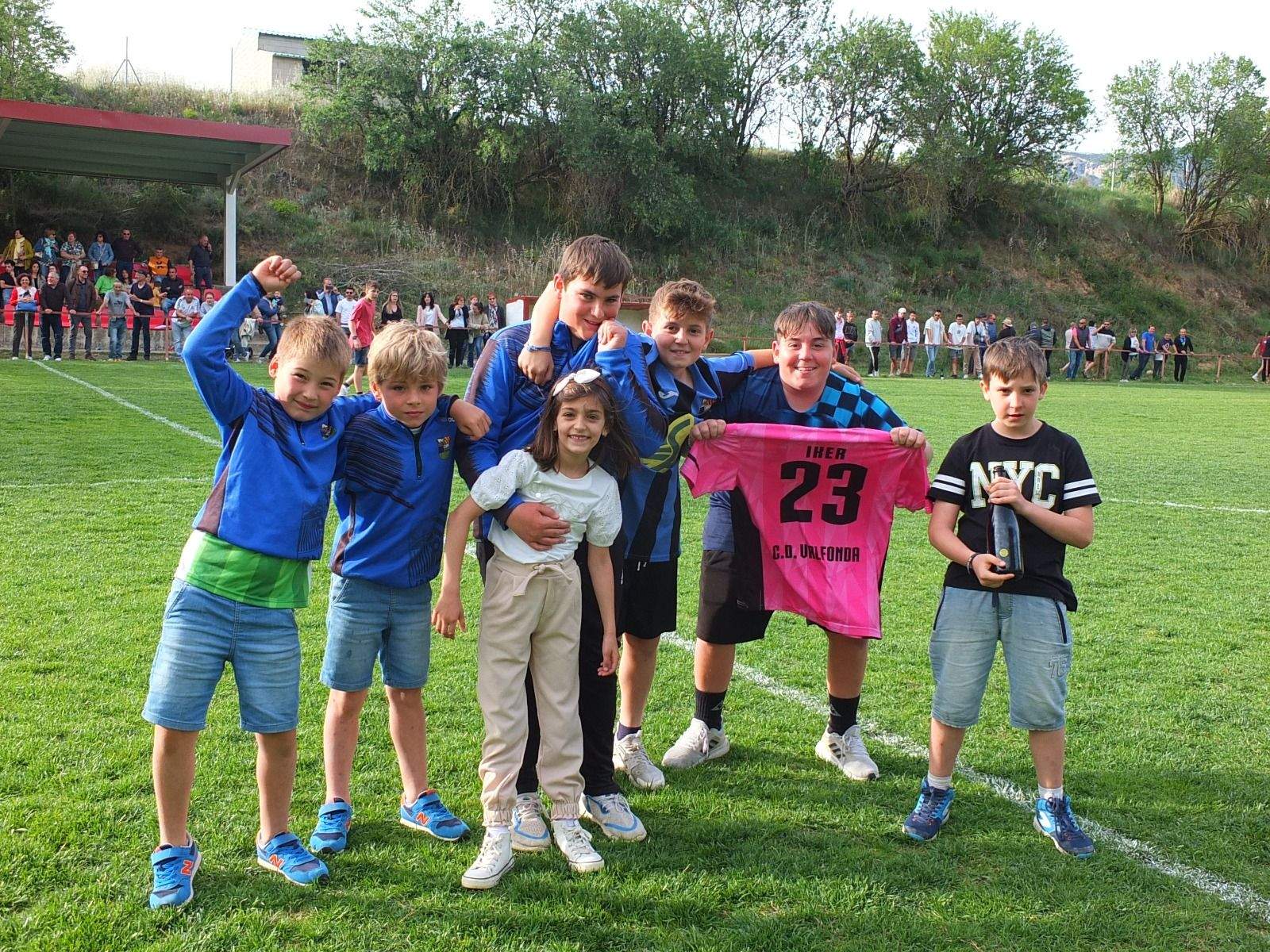 Celebración del ascenso del Valfonda en el campo del Bolea.