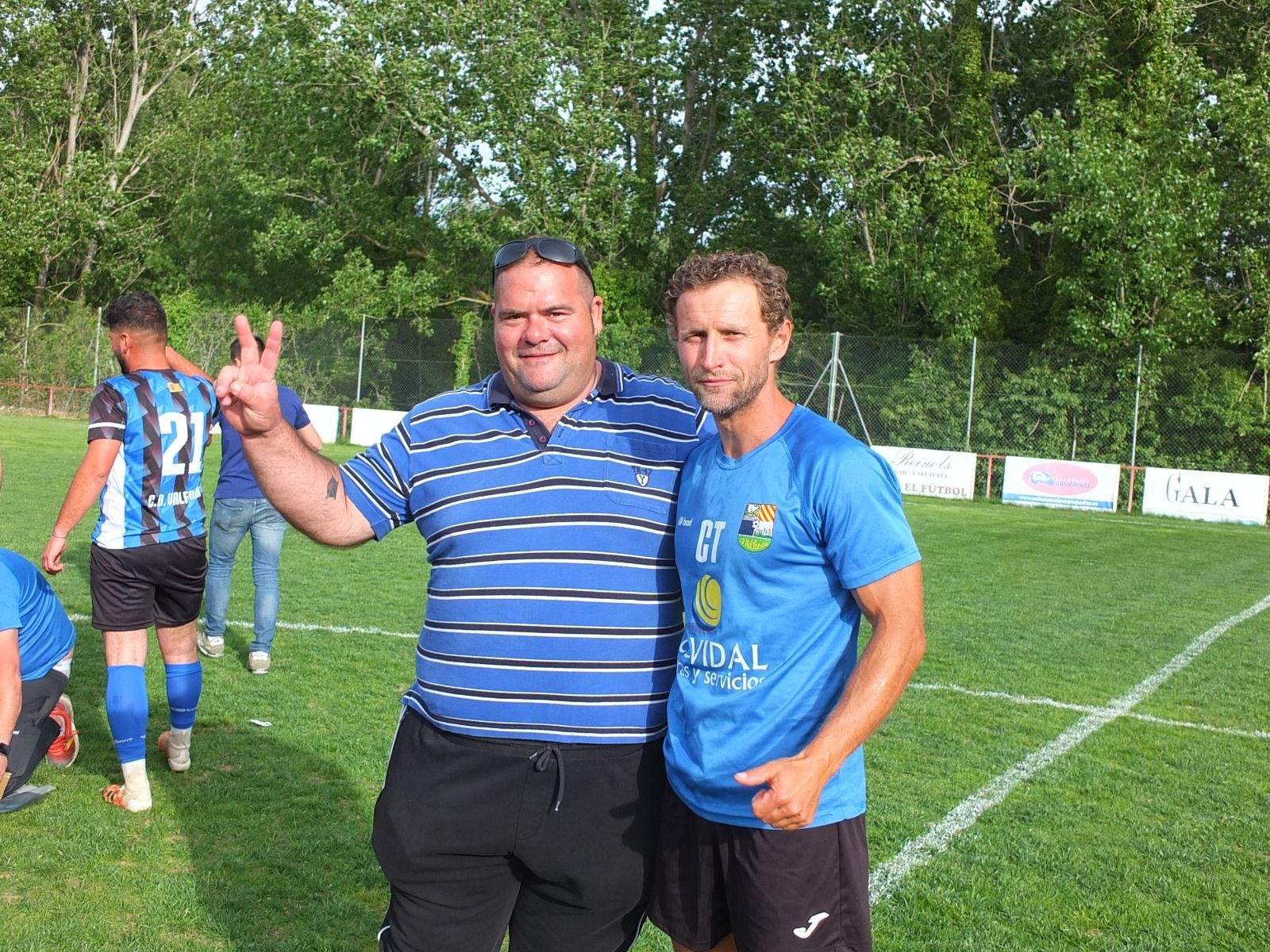 Celebración del ascenso del Valfonda en el campo del Bolea.