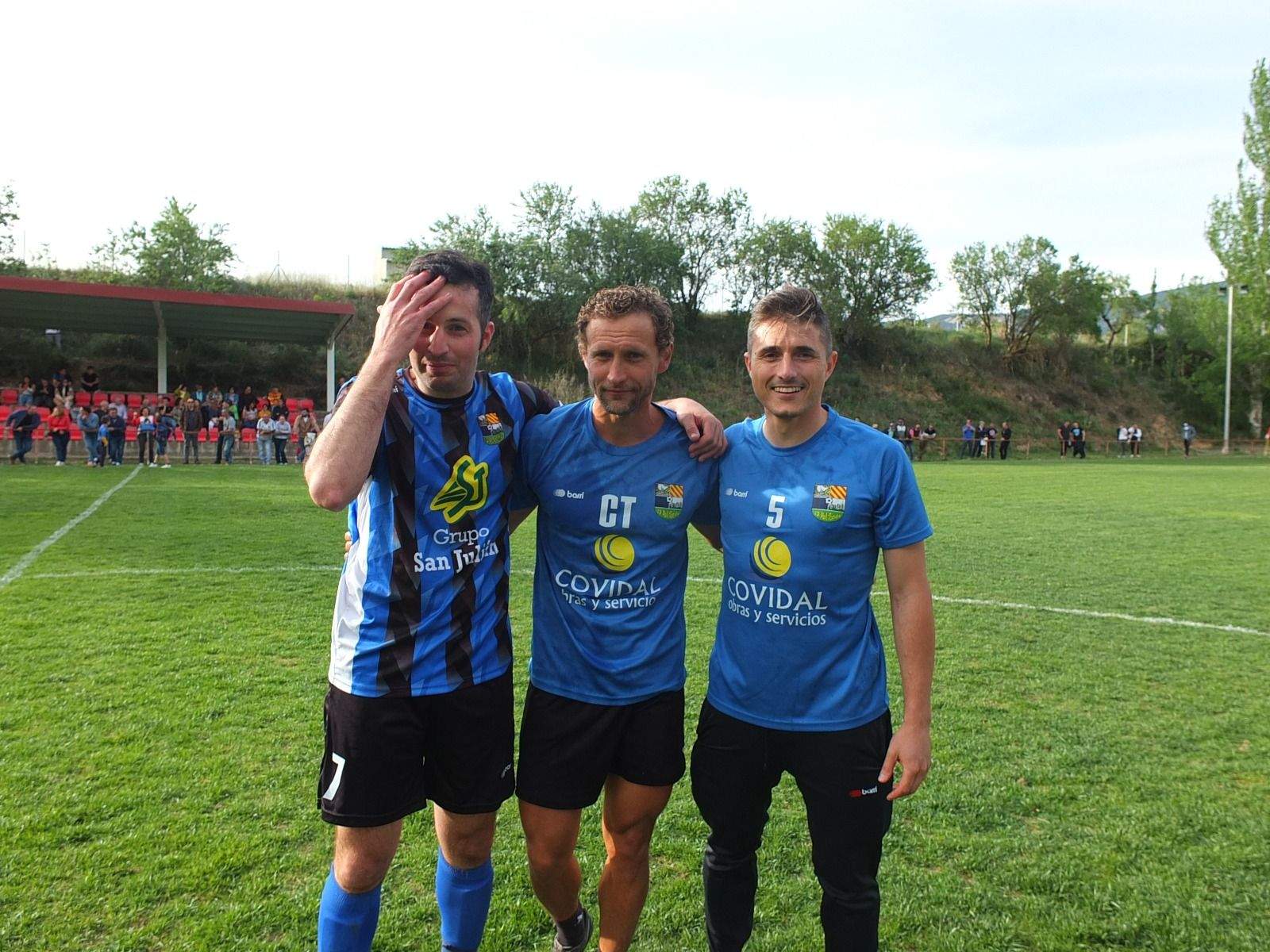 Celebración del ascenso del Valfonda en el campo del Bolea.