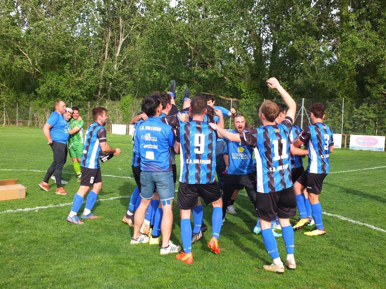 Celebración del ascenso del Valfonda en el campo del Bolea.