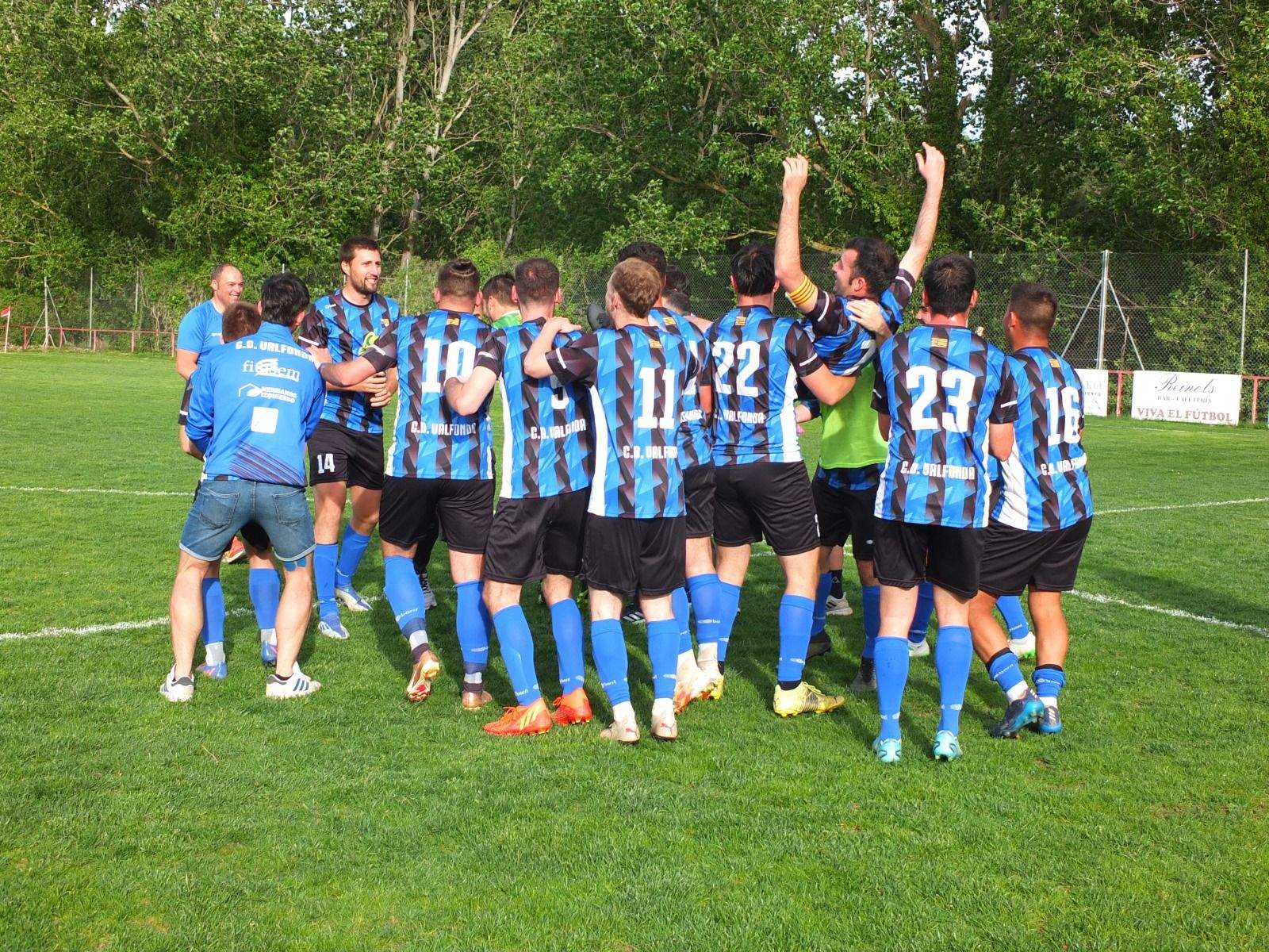 Celebración del ascenso del Valfonda en el campo del Bolea.