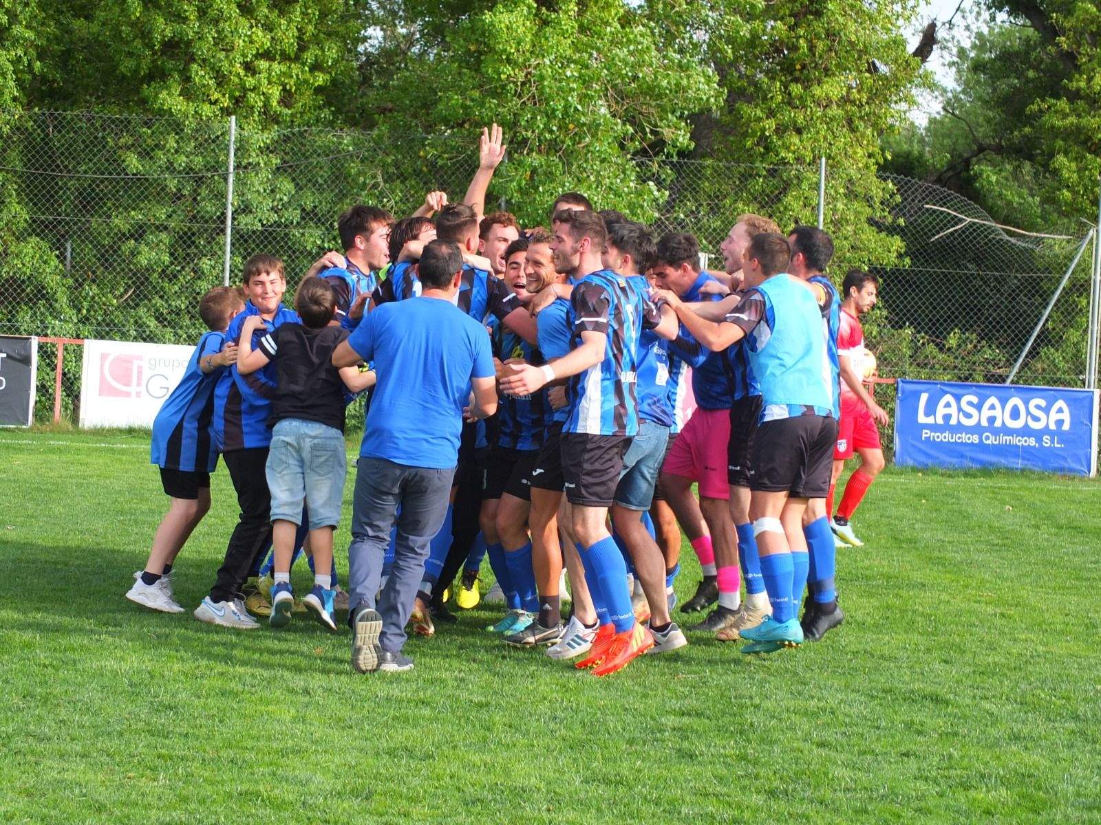 Celebración del ascenso del Valfonda en el campo del Bolea.