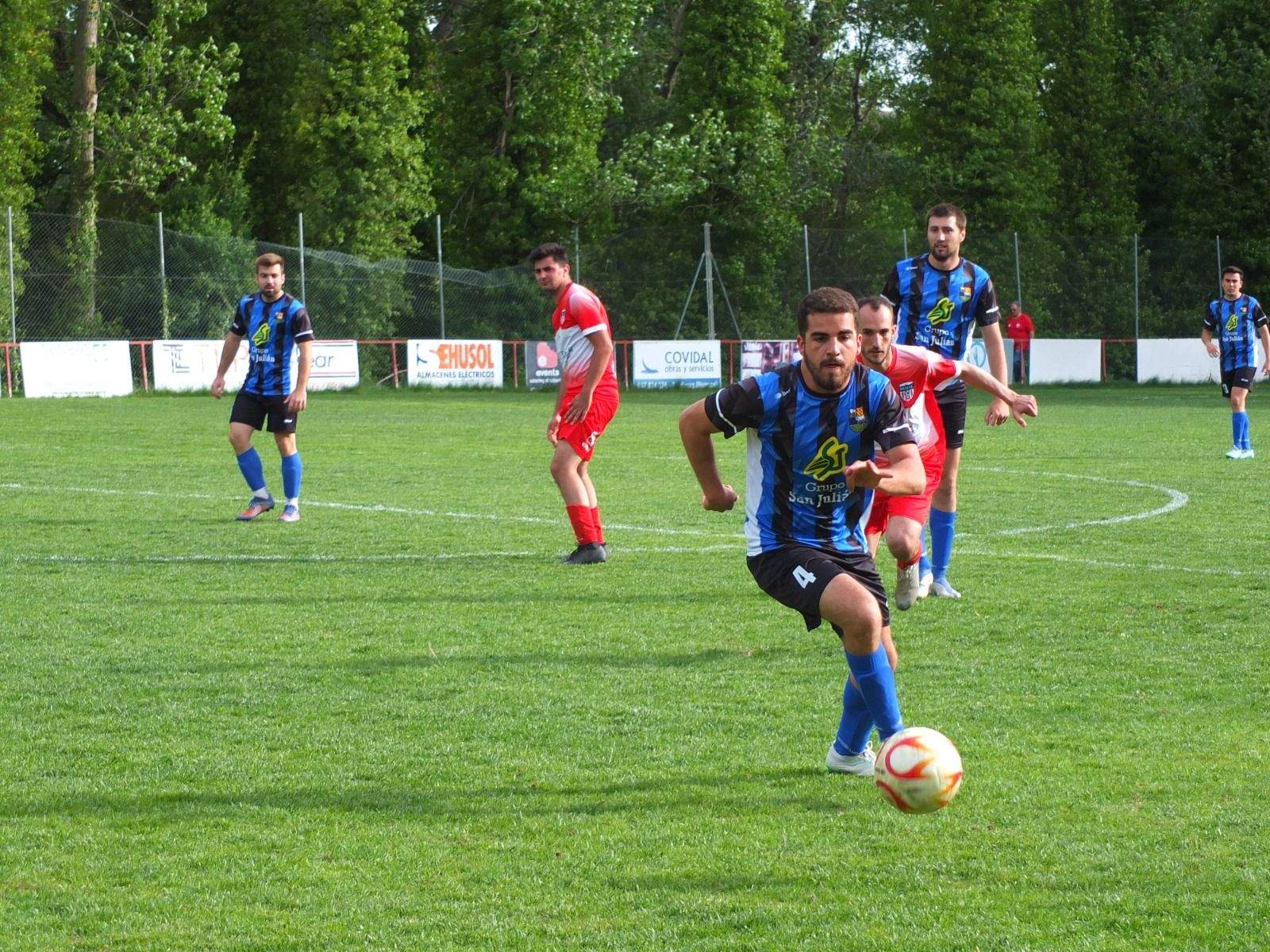 Celebración del ascenso del Valfonda en el campo del Bolea.