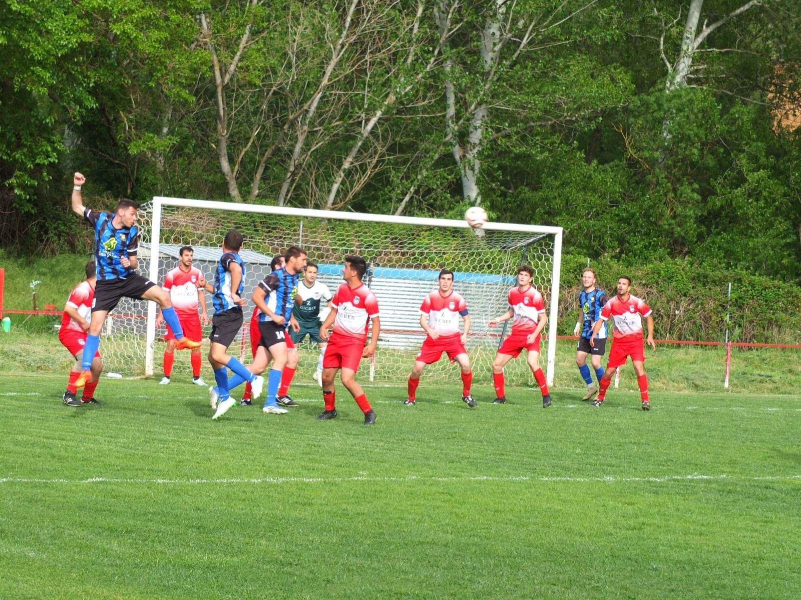 Celebración del ascenso del Valfonda en el campo del Bolea.