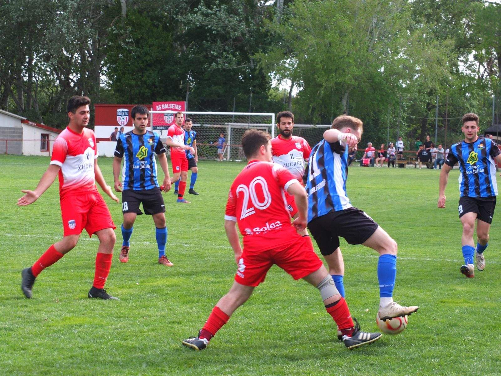 Celebración del ascenso del Valfonda en el campo del Bolea.