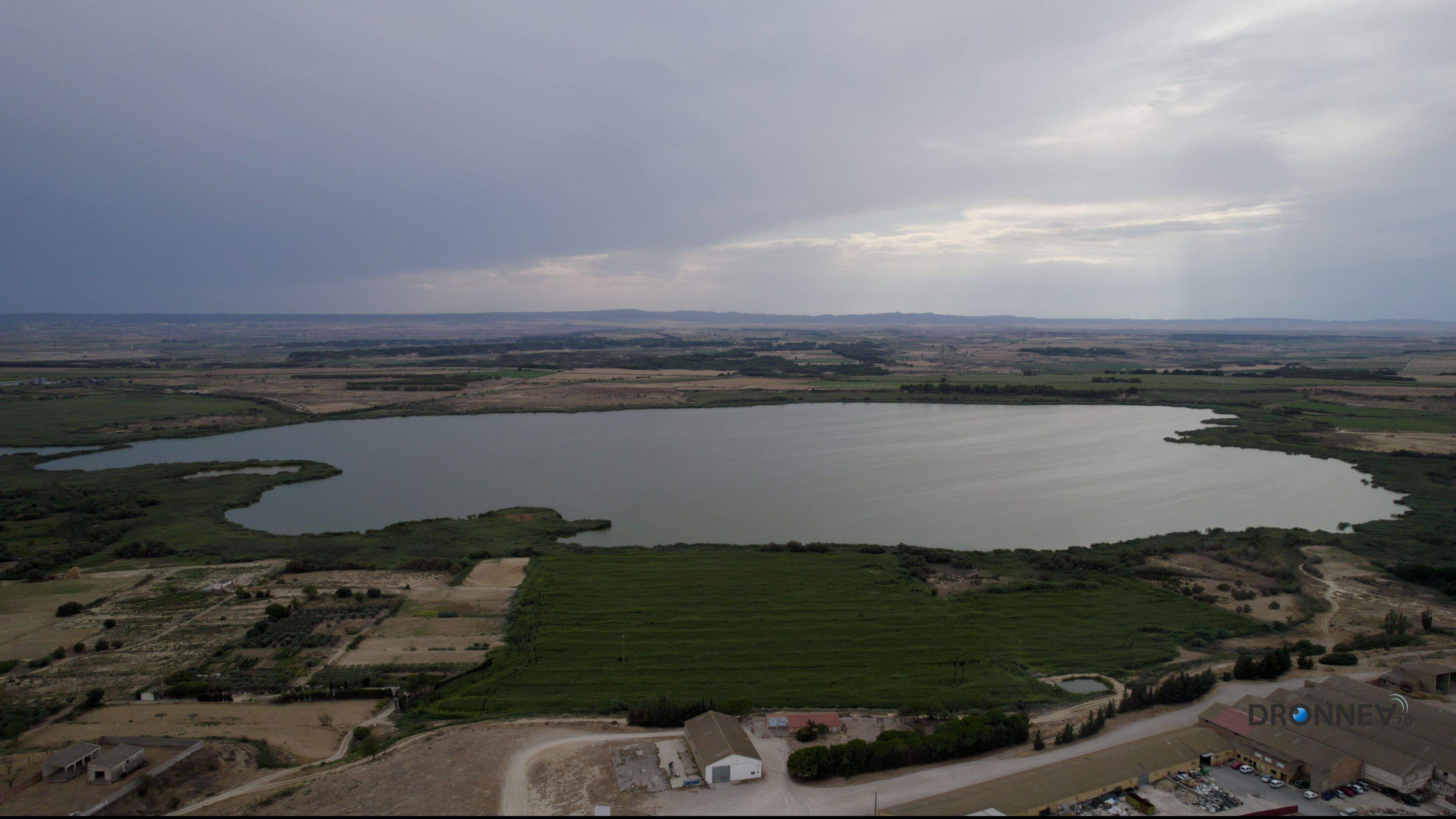 La Laguna, el aeródromo en el que aterrizan criaturas de la naturaleza: somormujos, garzas y garcillas, cormoranes, cercetas, ánades... Es la reserva ornitológica de Monegros.