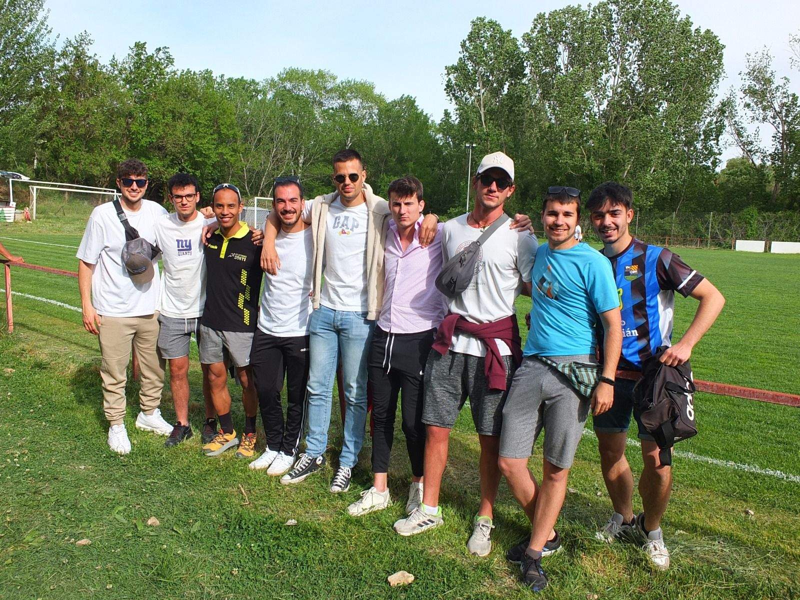 Celebración del ascenso del Valfonda en el campo del Bolea.