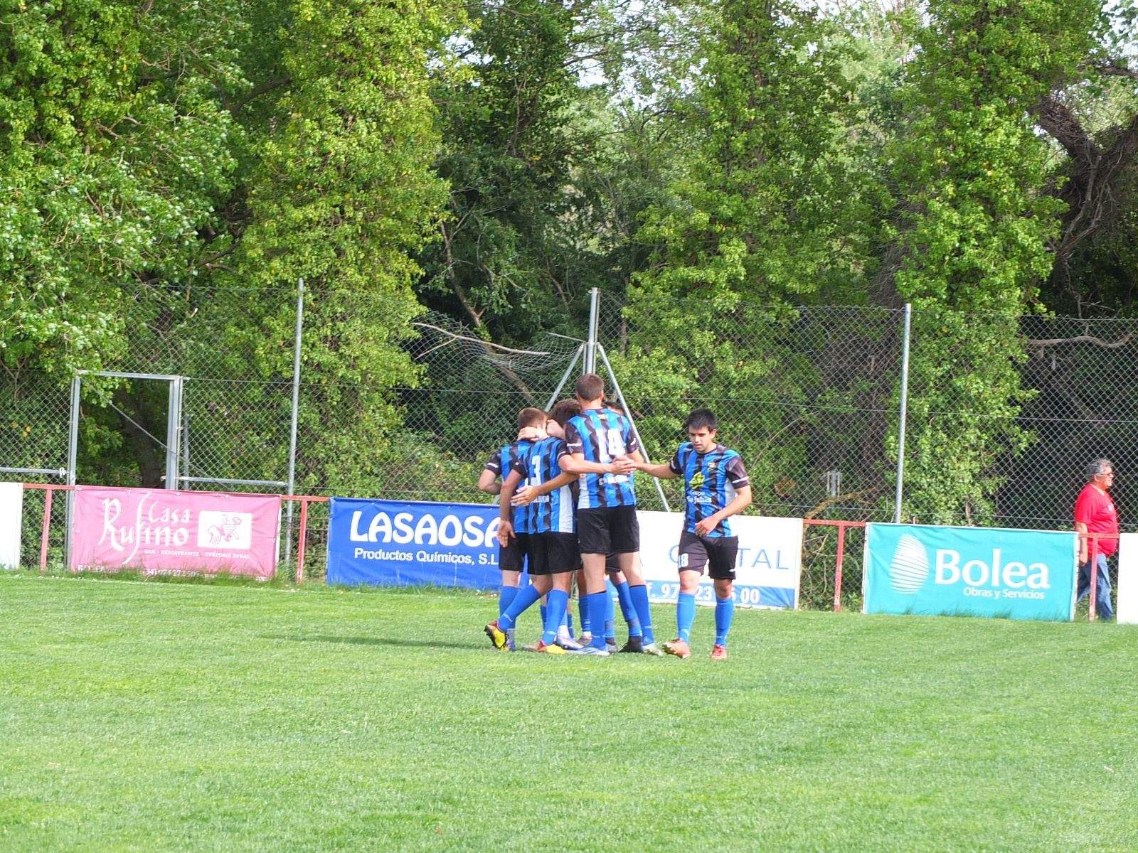 Celebración del ascenso del Valfonda en el campo del Bolea.